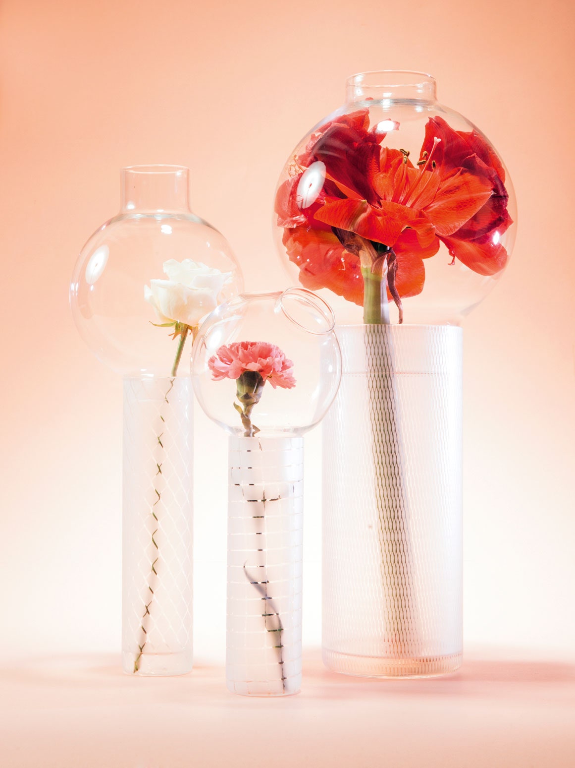 В необычные стеклянные вазы Olfattorio дизайнерской студии Челестино Attico Design цветы погружаются “с головой”.
