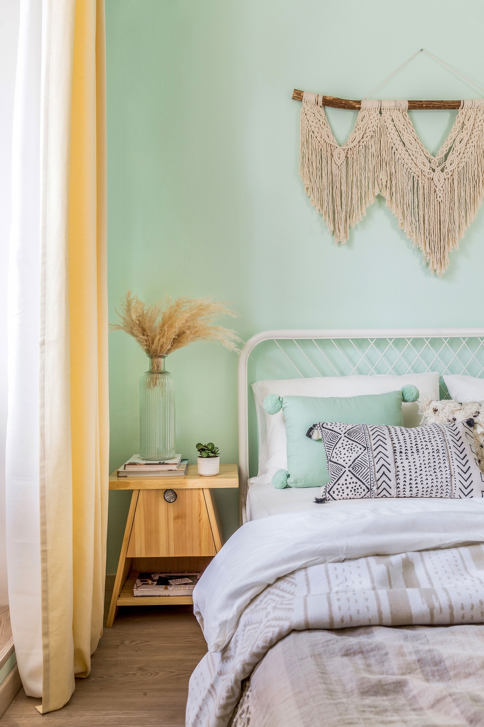 Стены спальни окле­ены фактурными обоями под покраску Milassa краска San Marco кровать IKEA. Тумбочка винтажная ее...