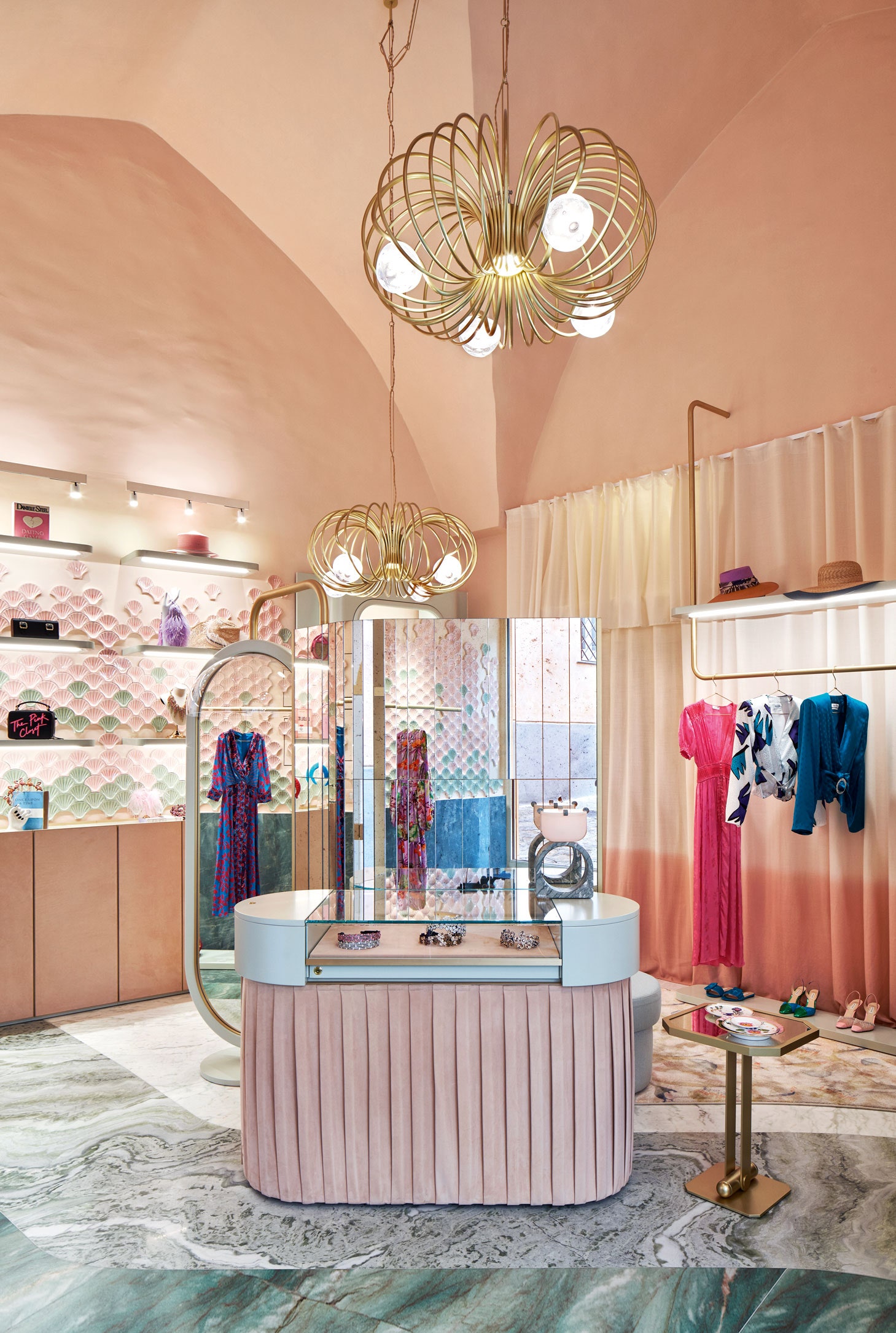 Кристина Челестино стала дизайнером бутика The Pink Closet относящегося к пятизвездочному отелю Palazzo Avino. Мебель...