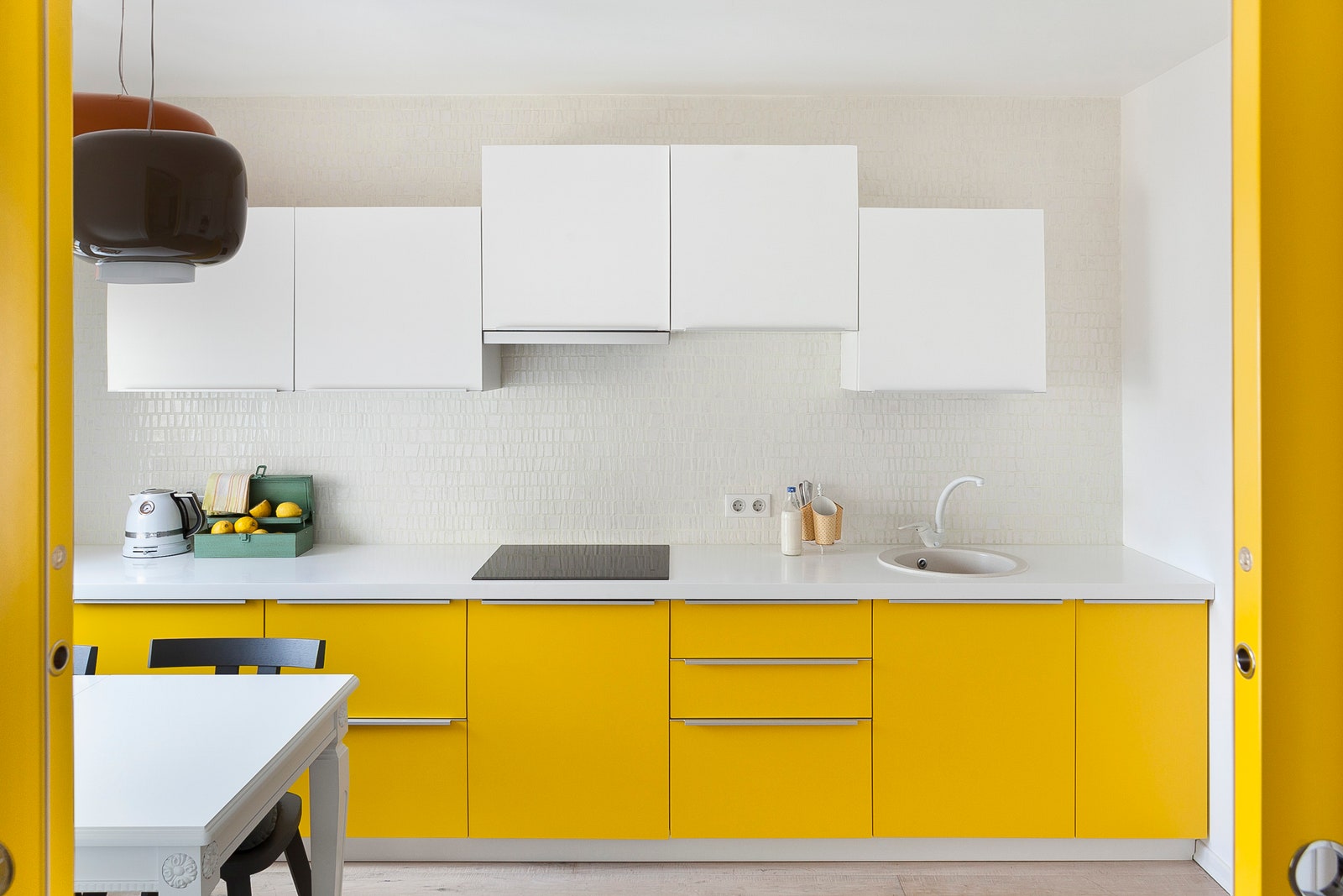 Фрагмент интерьера кухни в квартире по проекту Enjoy Home.