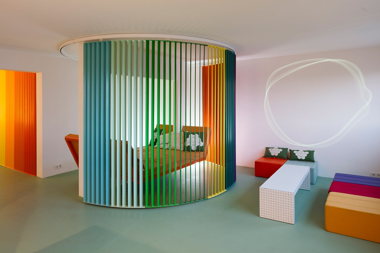 Радужная квартира по дизайну Матали Крассе в Париже