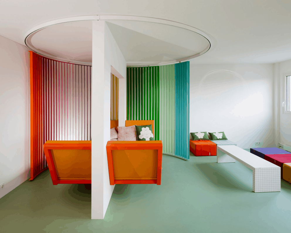 Радужная квартира по дизайну Матали Крассе в Париже