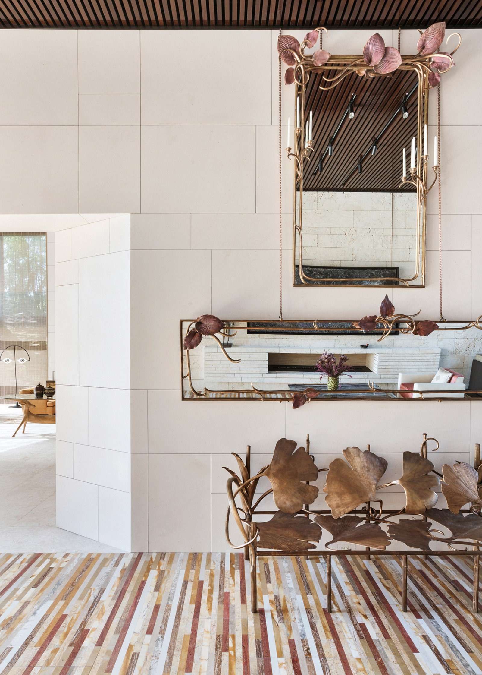 Фрагмент галереи соединяющей две части дома. Зеркало и скамейка с листьями гинкго по дизайну Клода Лаланна. Узор на полу...
