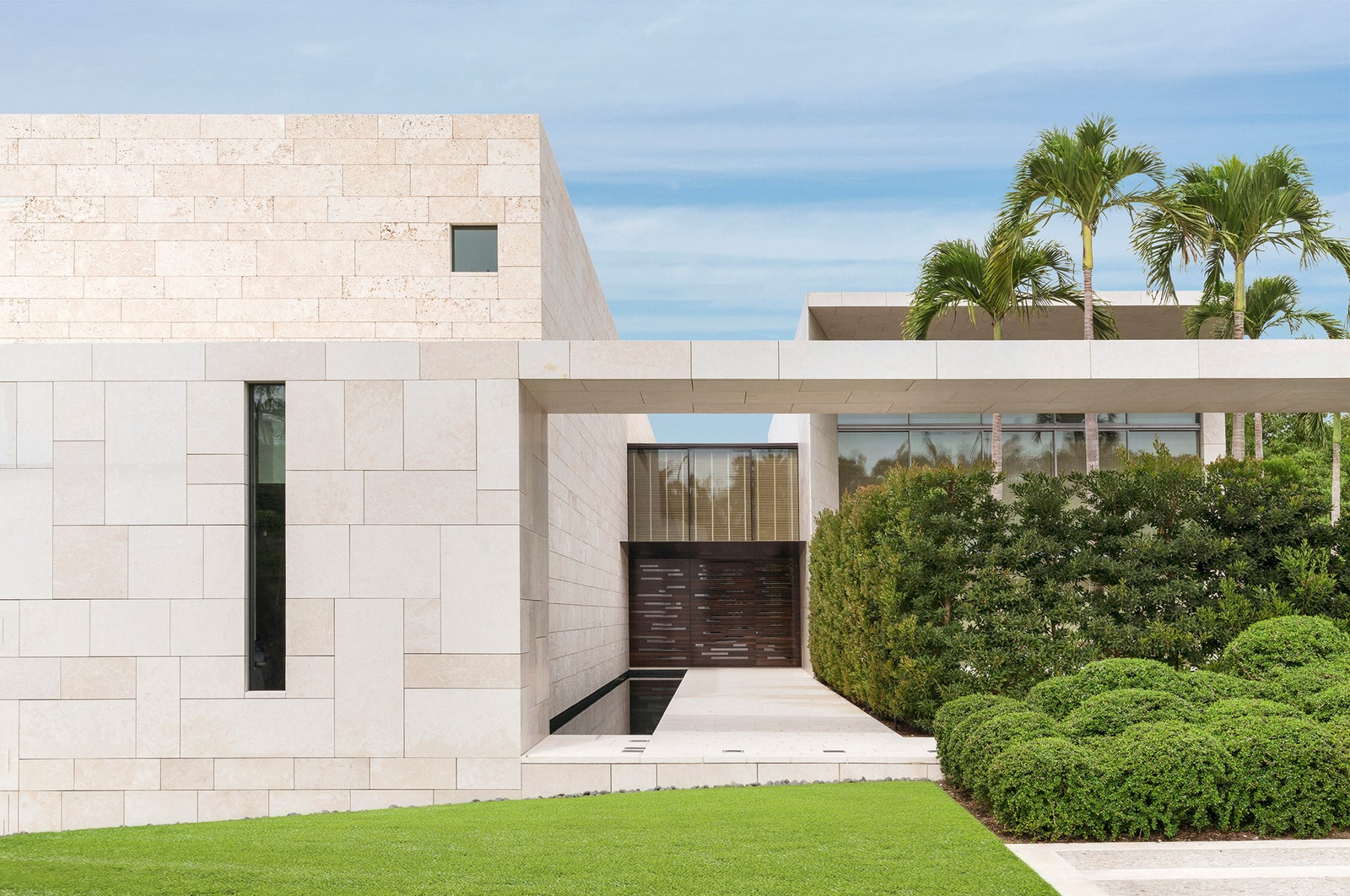 Дом по проекту Питера Марино состоит из двух прямоугольных блоков соеди­ненных галереей. Они построены из известняка а...