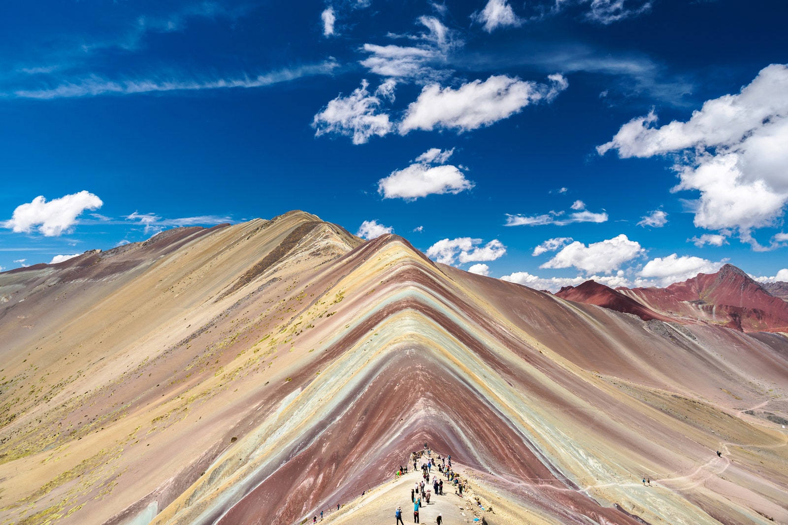 Радужная гора в долине Виникунка в Андах.