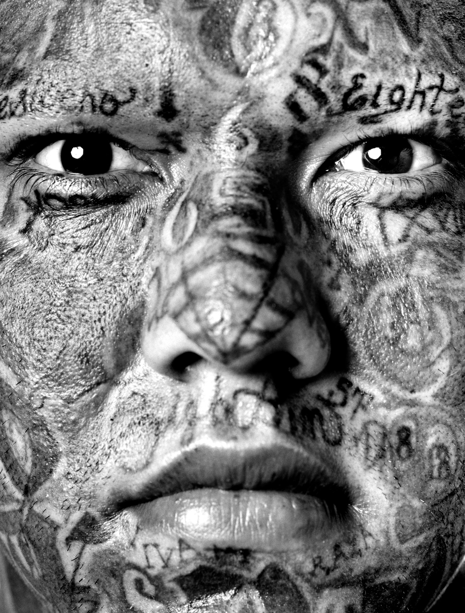 Изабель Муньос. Портрет члена банды мара. Из серии “Марас”. 2006. Фотография. Собрание автора Мадрид © Isabel Muñoz 2020.
