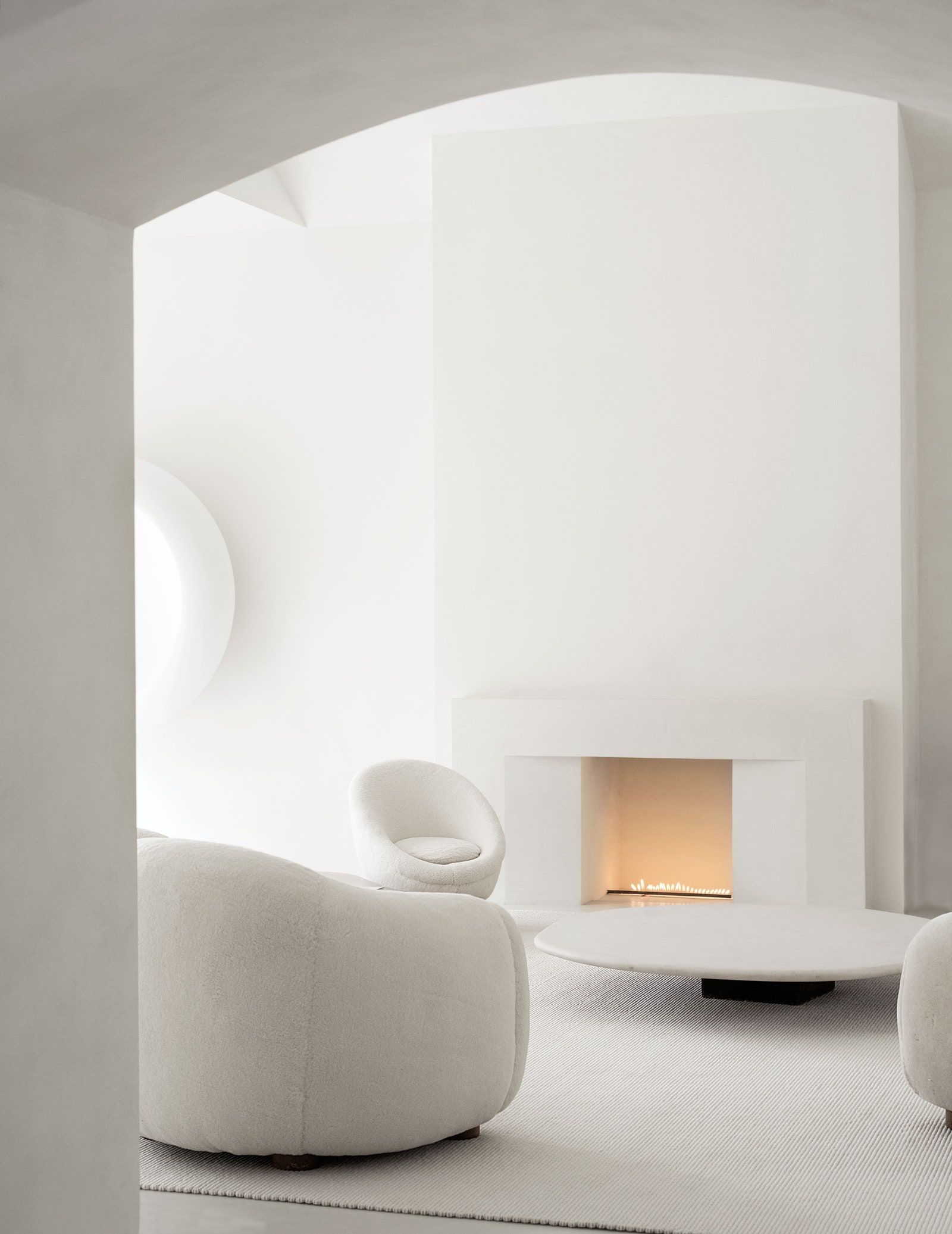 Каминная зона в гостиной. Кресла по дизайну Royère столик из песчаника — работа Акселя Вервордта.