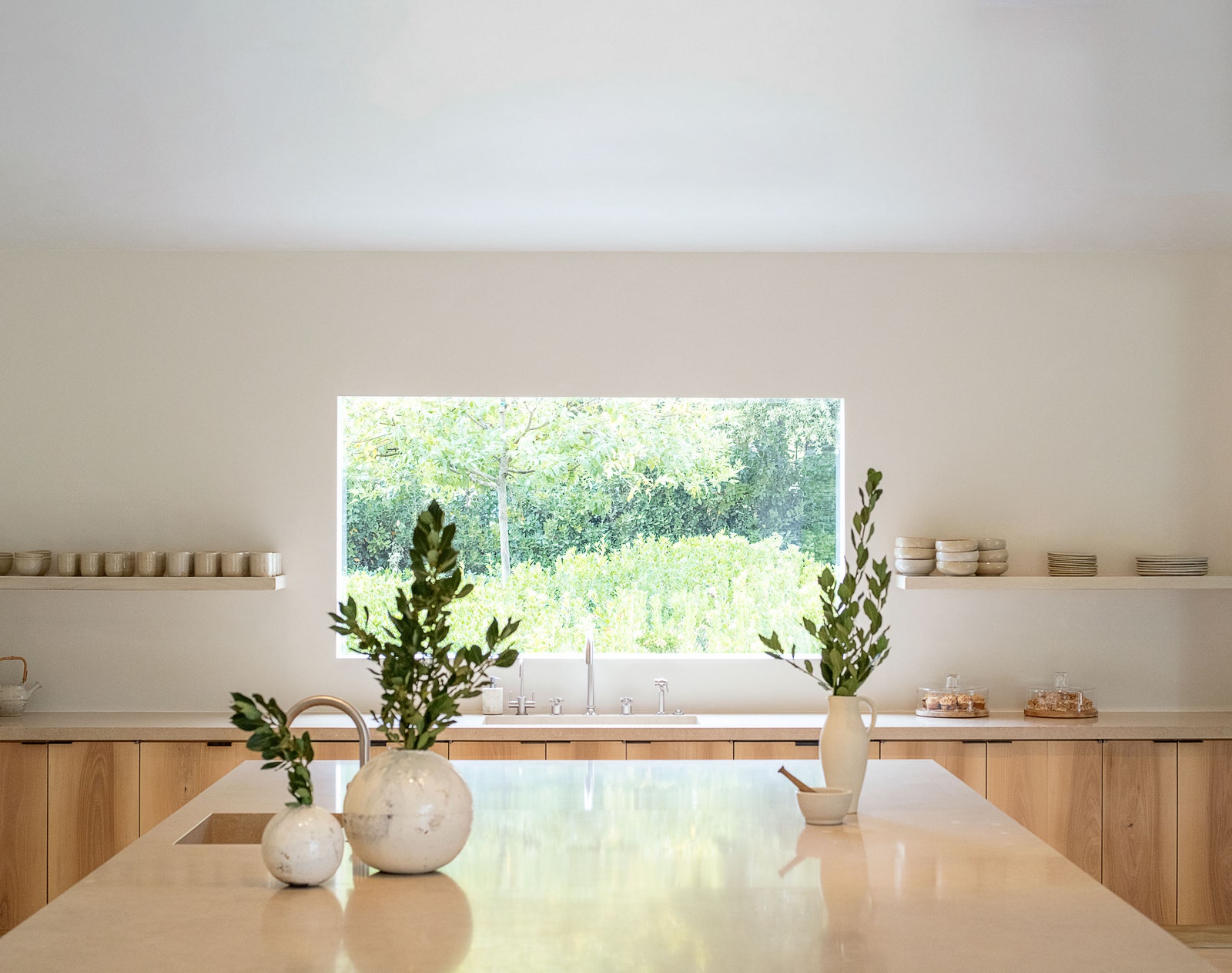 На кухонном острове вазы по дизайне Shiro Tsujimura.
