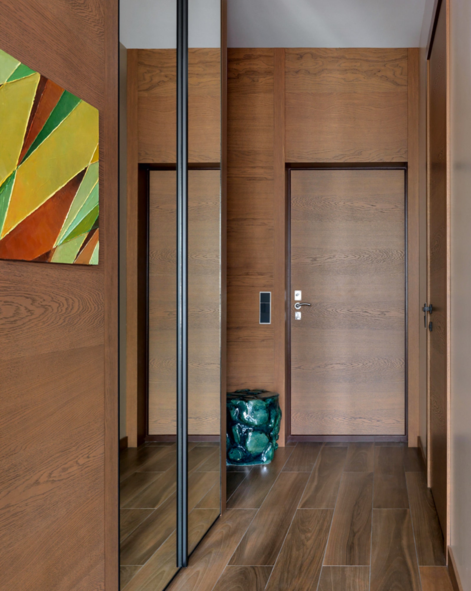 Прихожая. Двери встроенные шкафы и стеновые панели сделаны на заказ компанией John Golt керамический пуф студия Savour...