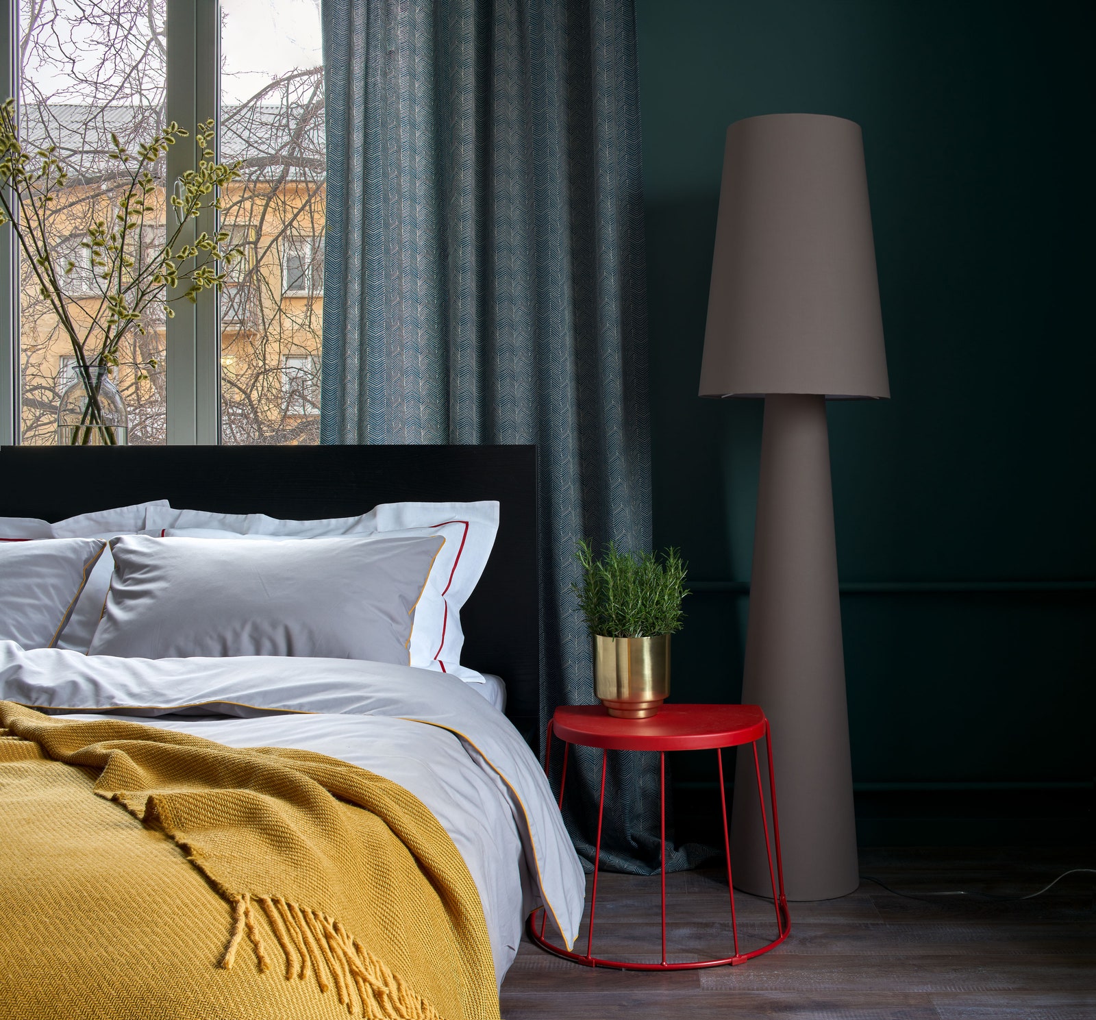 В спальне светильник Eglo латунное ­кашпо HampM Home кровать текстиль и табурет все IKEA.