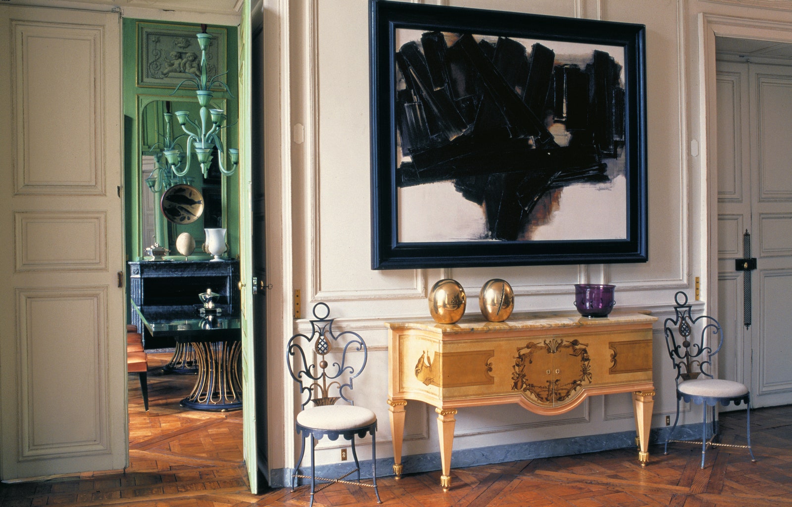 Квартира коллекционера в Париже. Картина Pierre Soulage стулья Poillerat скульптуры Lucio Fontana. Фото Jacques Dirand.