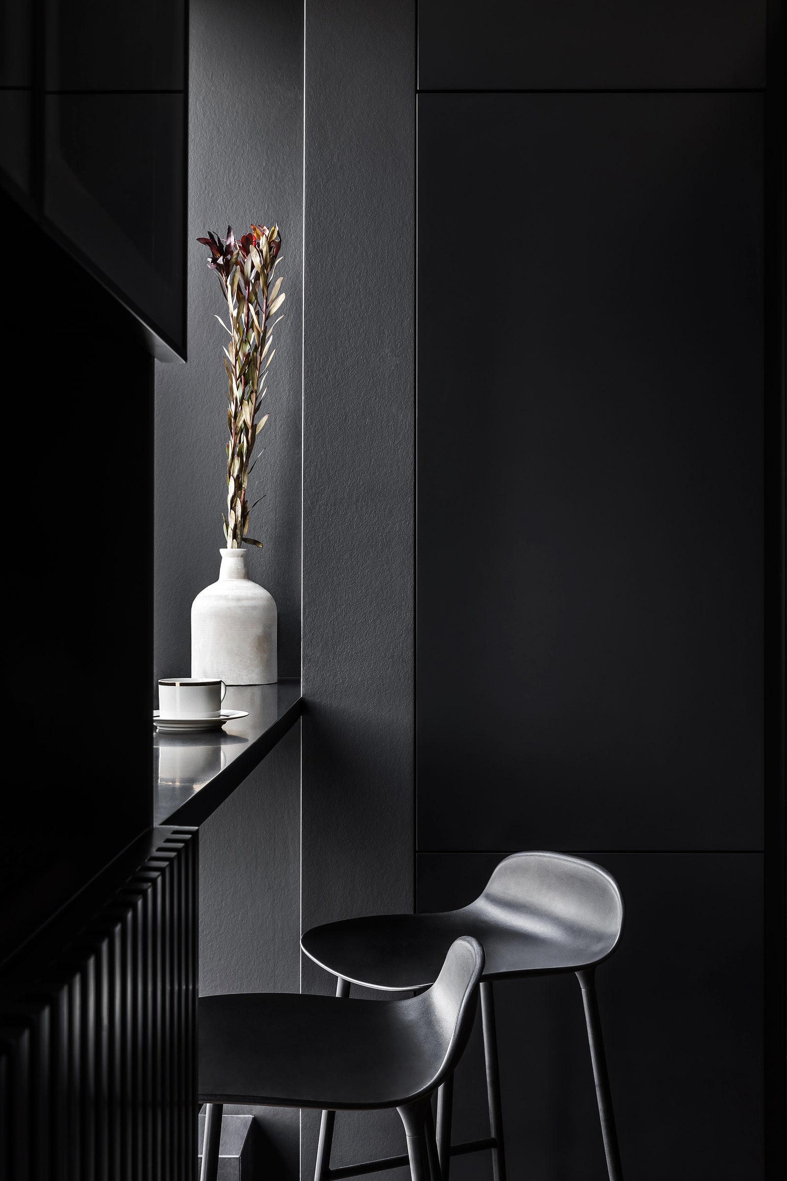 Барная стойка напротив окна. Стулья Normann Copenhagen.