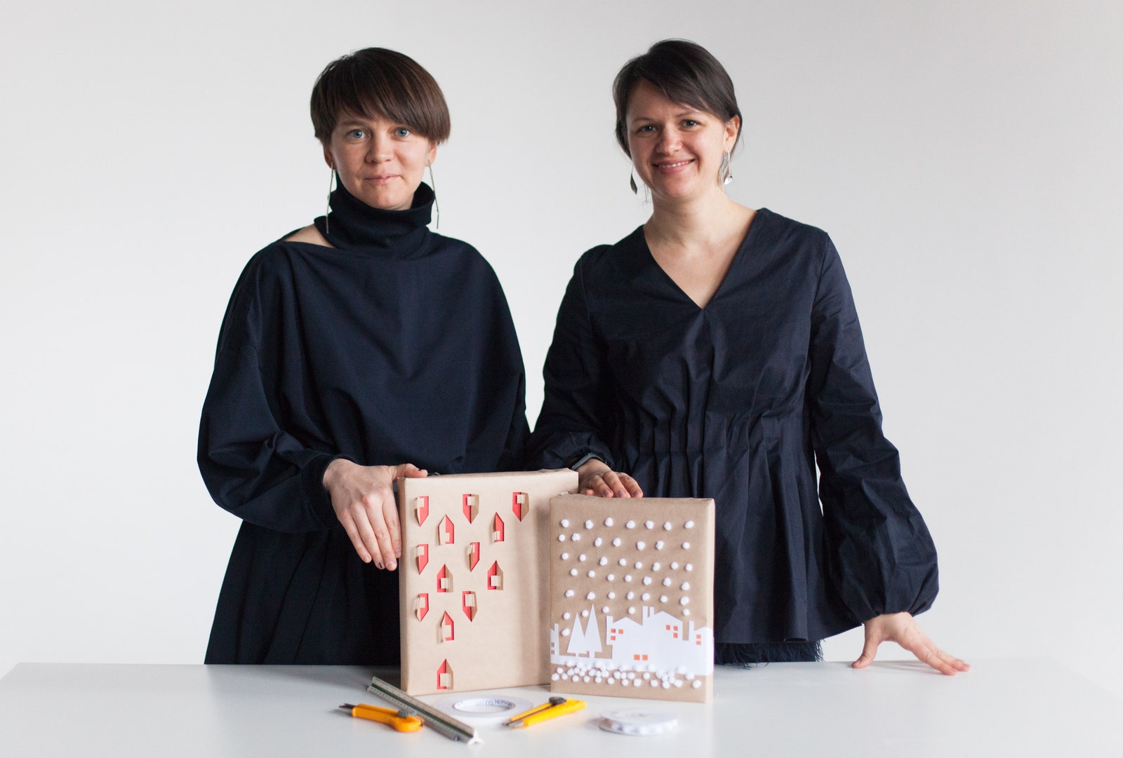 Как оформить новогодние подарки красиво Елизавета Голубцова и Марина Бирюкова из студии BIGO упаковывают книгу в подарок