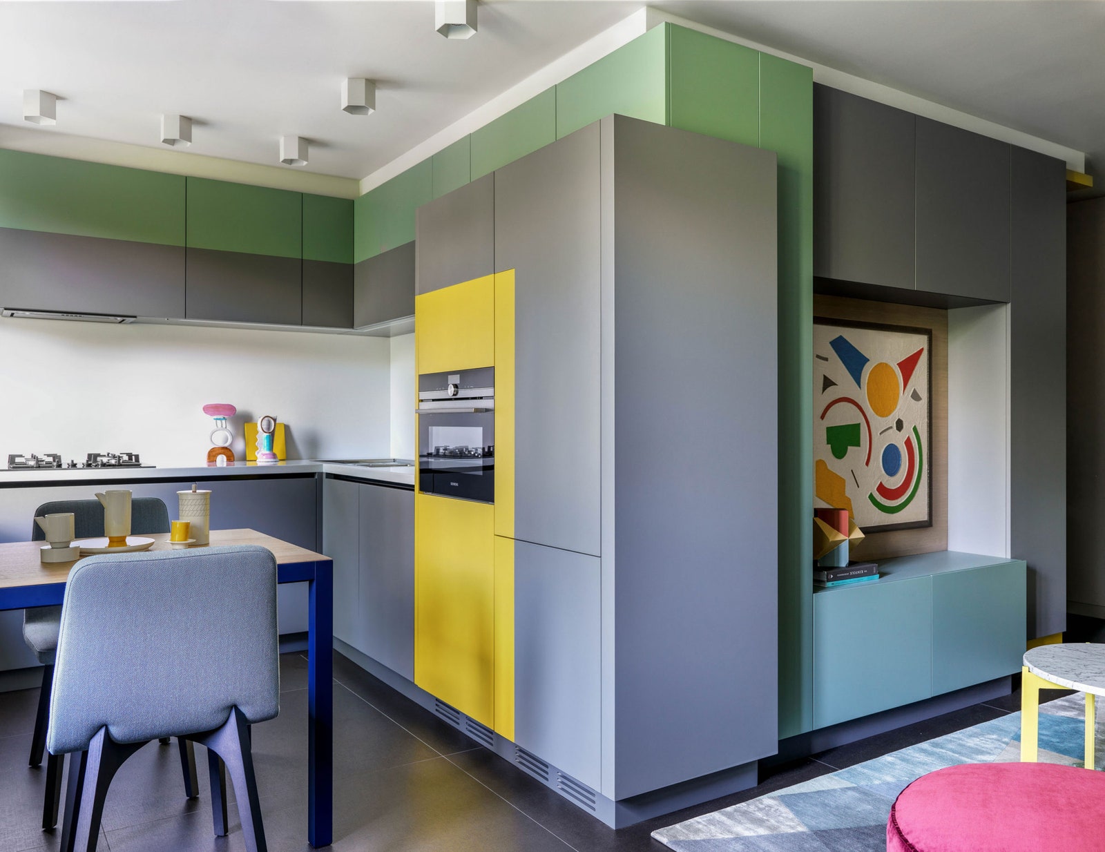 В квартире по проекту студии BIGO выполнена необычная перепланировка дизайнерам удалось объединить гостиную кухню и...