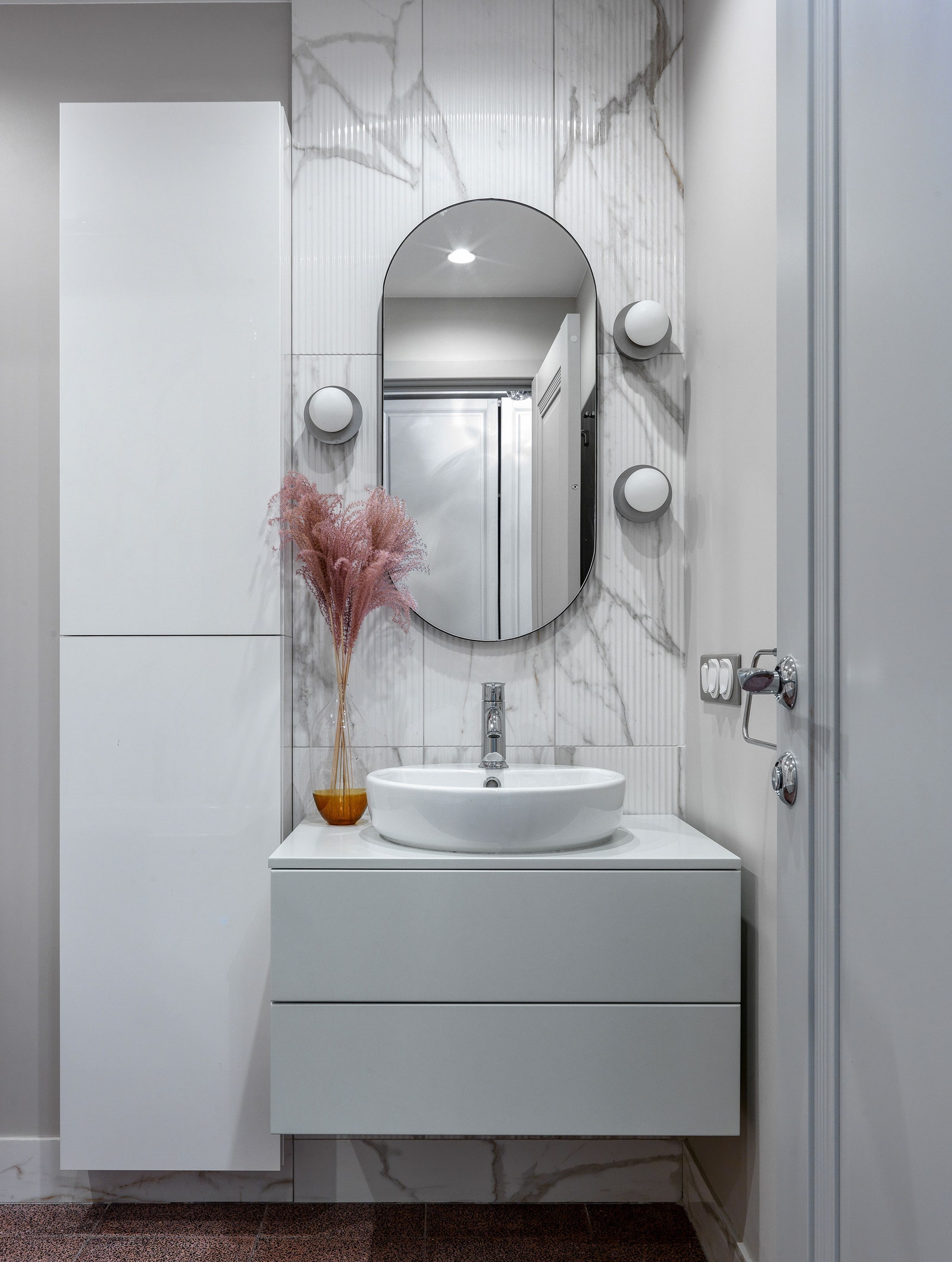 Фрагмент ванной. Подстолье для раковины сделано на заказ шкаф IKEA бра Eglo зеркало Banska стены отделаны керамогранитом...