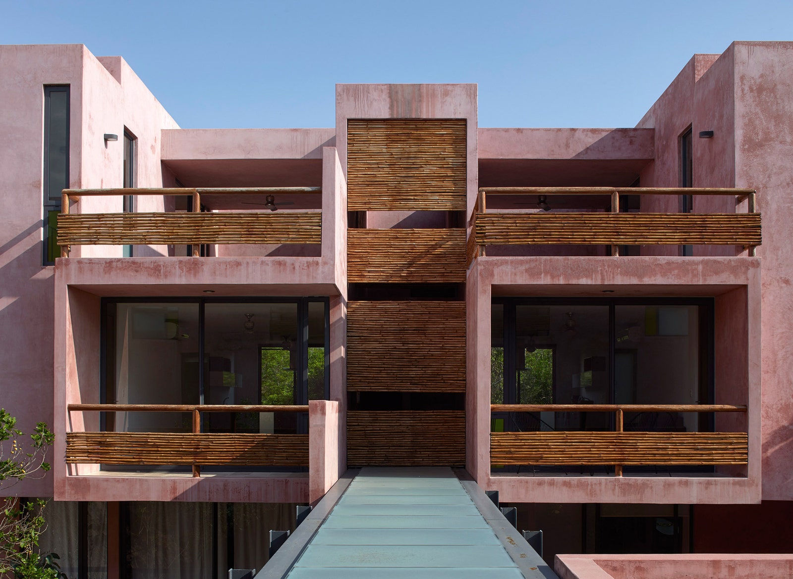 Розовый жилой комплекс с бассейном в Тулуме