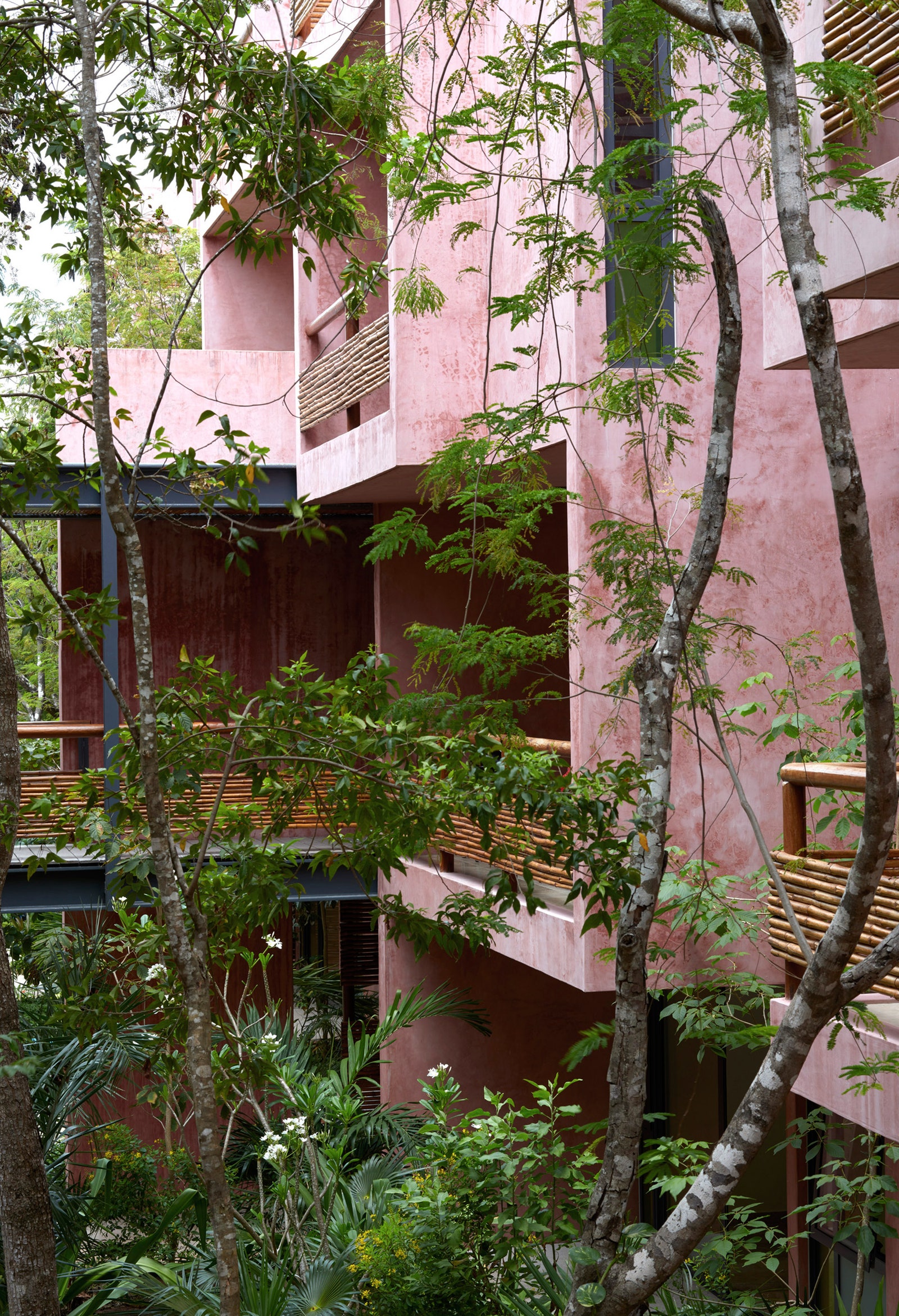Розовый жилой комплекс с бассейном в Тулуме