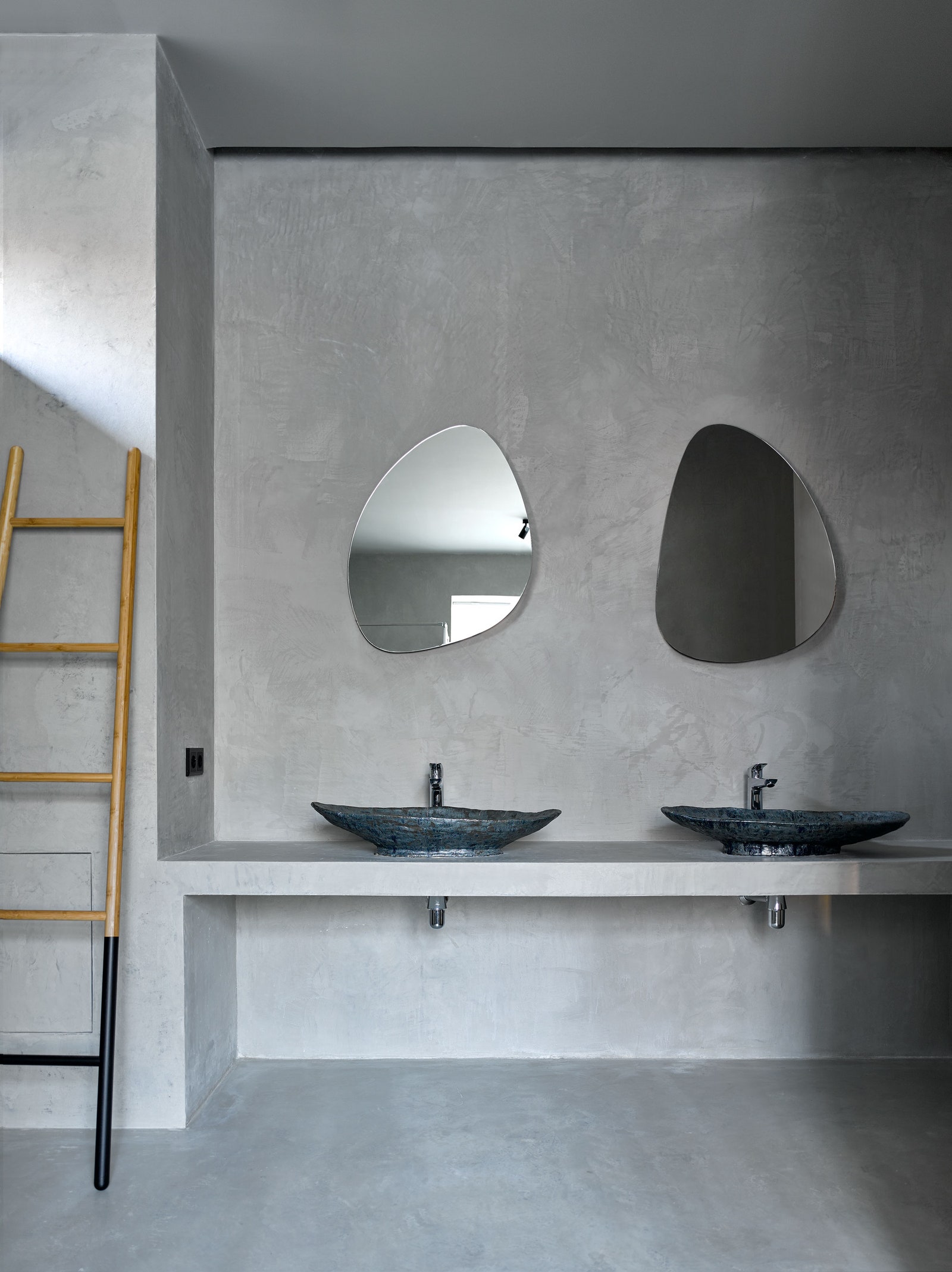 Гостевая ванная комната. Керамические раковины по дизайну студии 01001011.