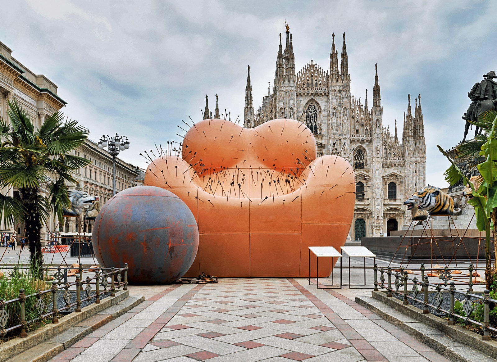 Инсталляция в цент­ре Милана к 50летию кресла Up.