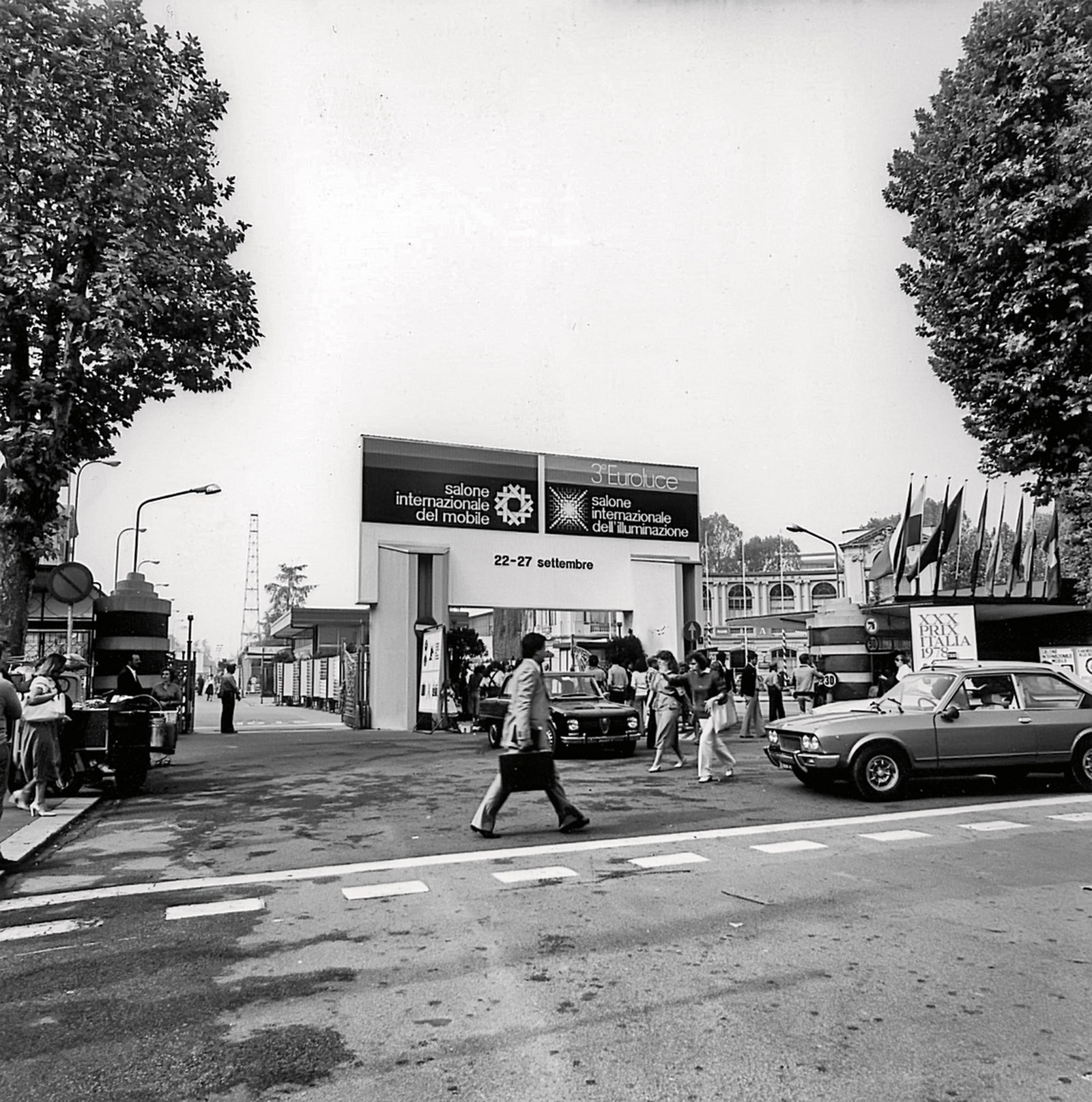 Вход на Миланский мебельный салон 1970е годы.
