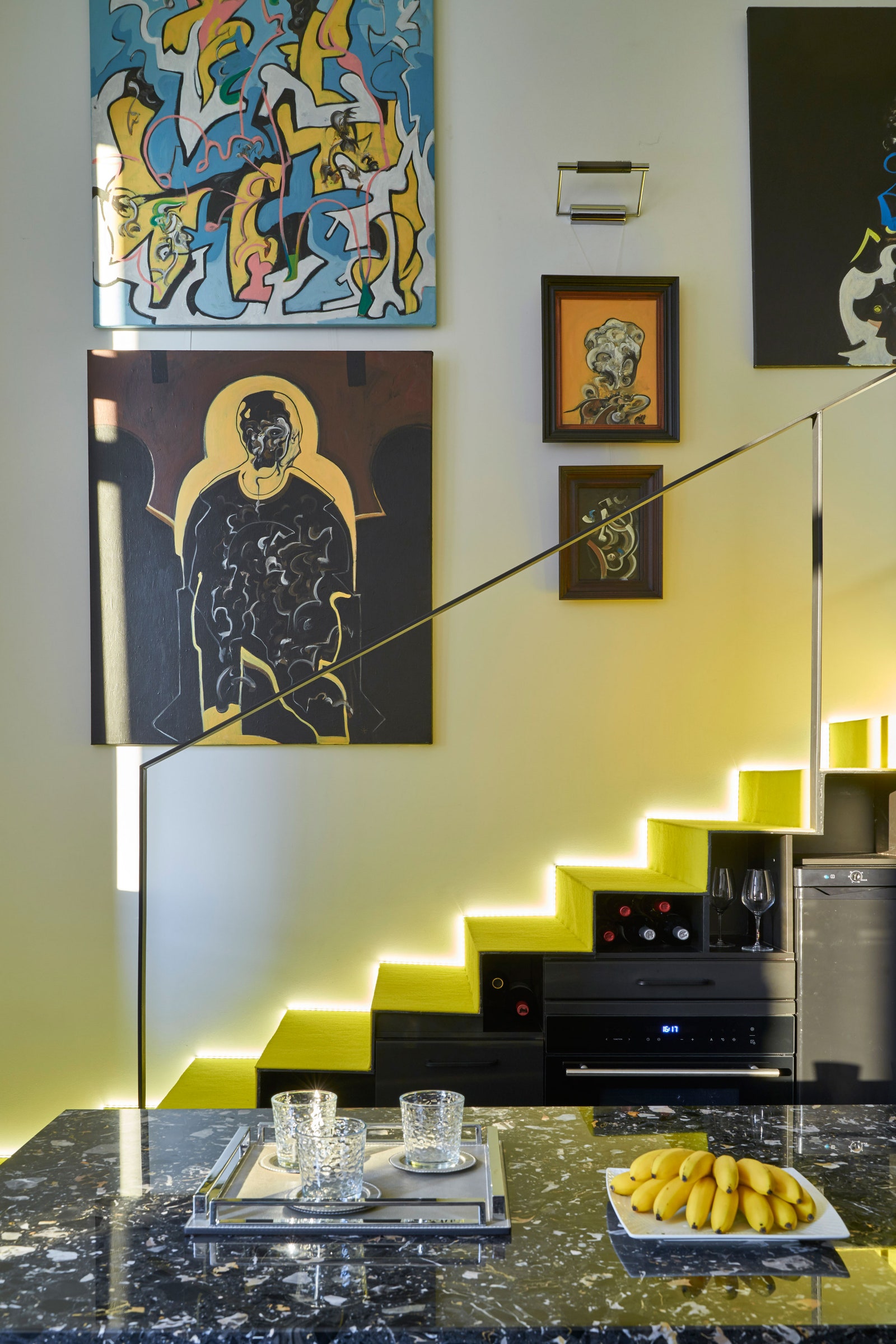 Металлическая лестница ведет на ­антресоли. В квартире продуманы разные сценарии освещения в том числе подсветка...