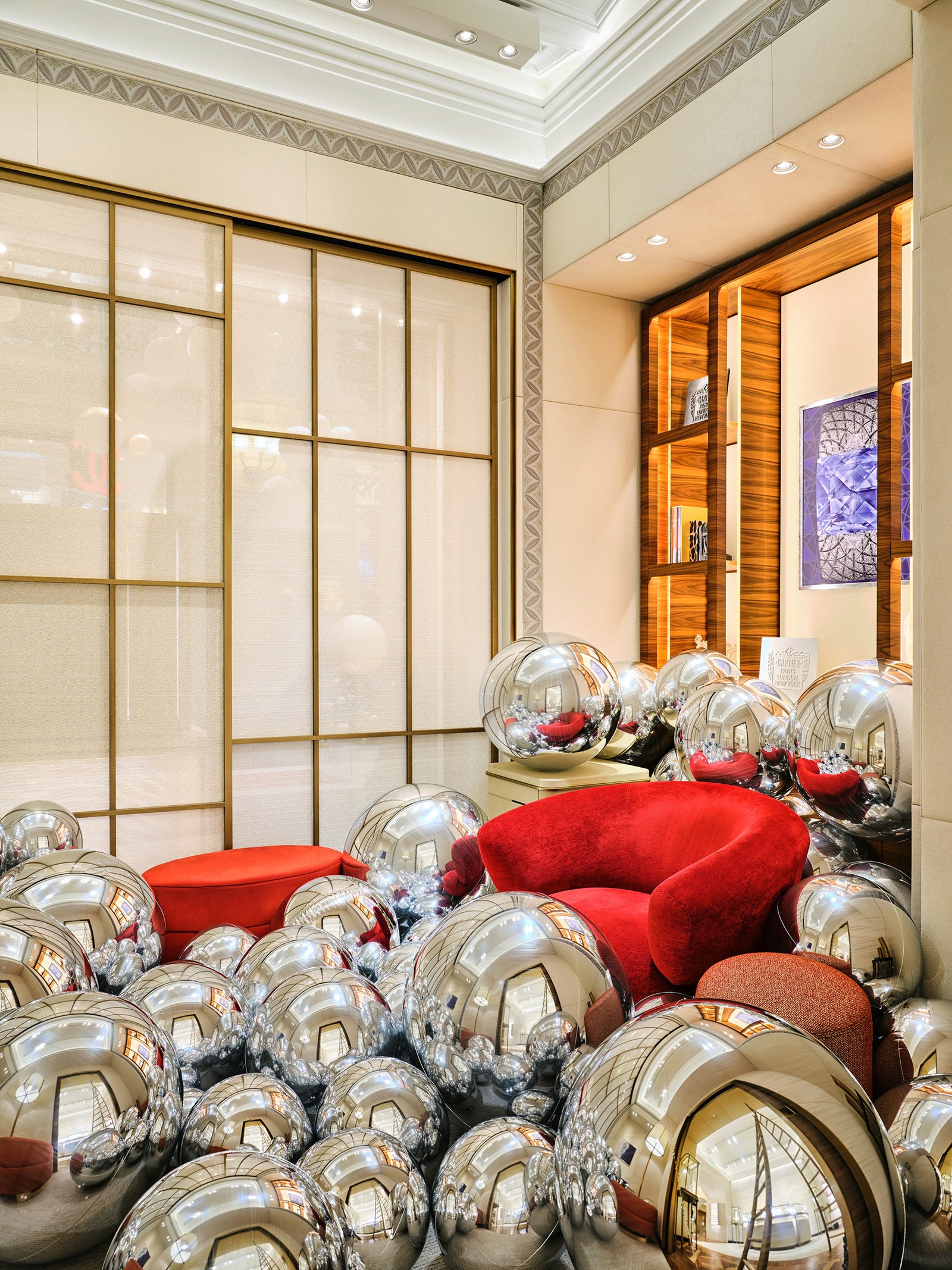 Арткоктейль в бутике Cartier в ГУМе