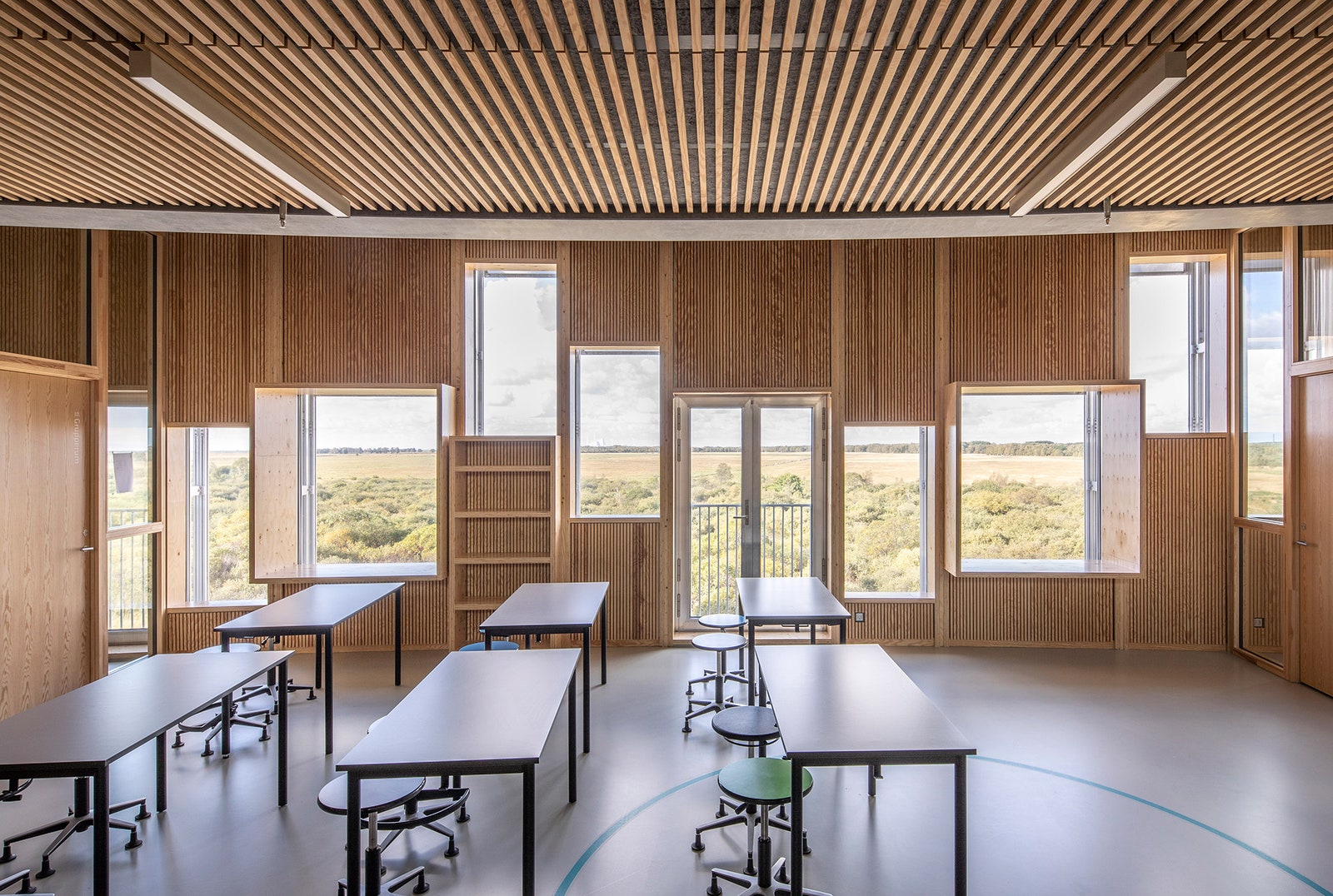 Школа с металлическим фасадом в Дании