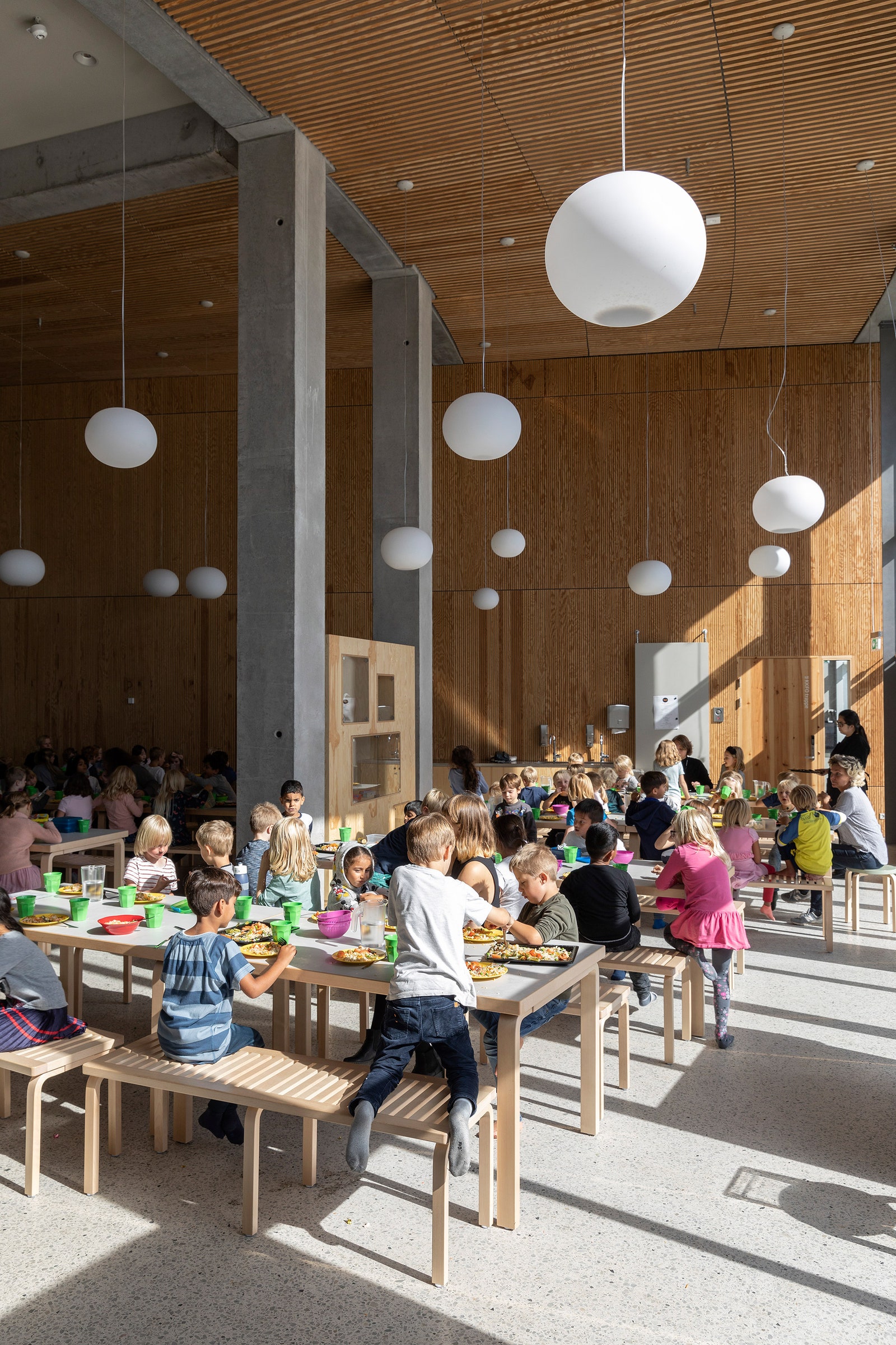 Школа с металлическим фасадом в Дании