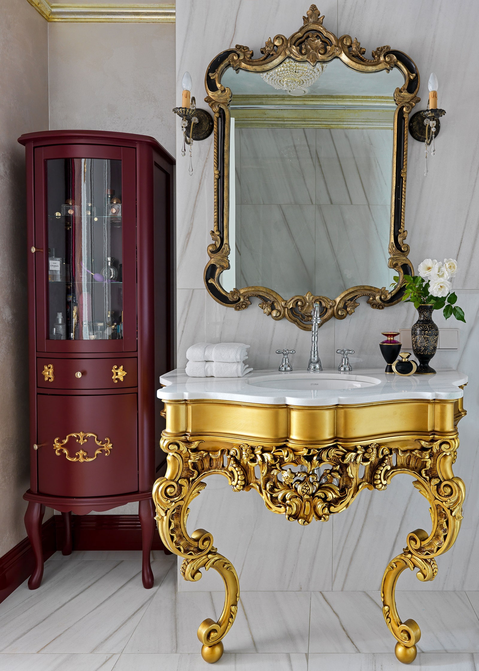 Хозяйская ванная. Подстолье сделано на заказ по эскизам Дарьи Майер зеркало и шкаф антикварные.