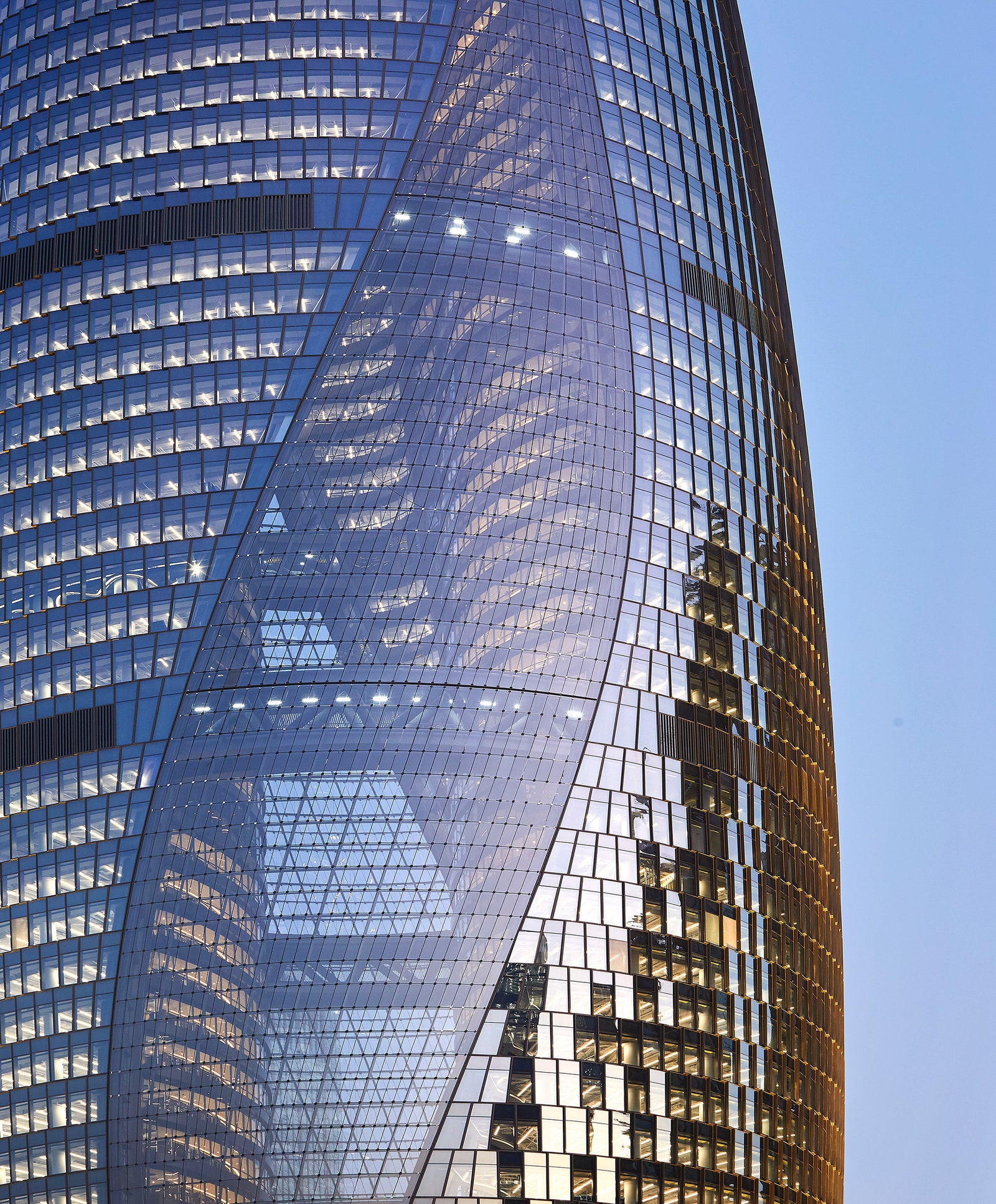Бюро Zaha Hadid Architects построило небоскреб с самым высоким в мире атриумом
