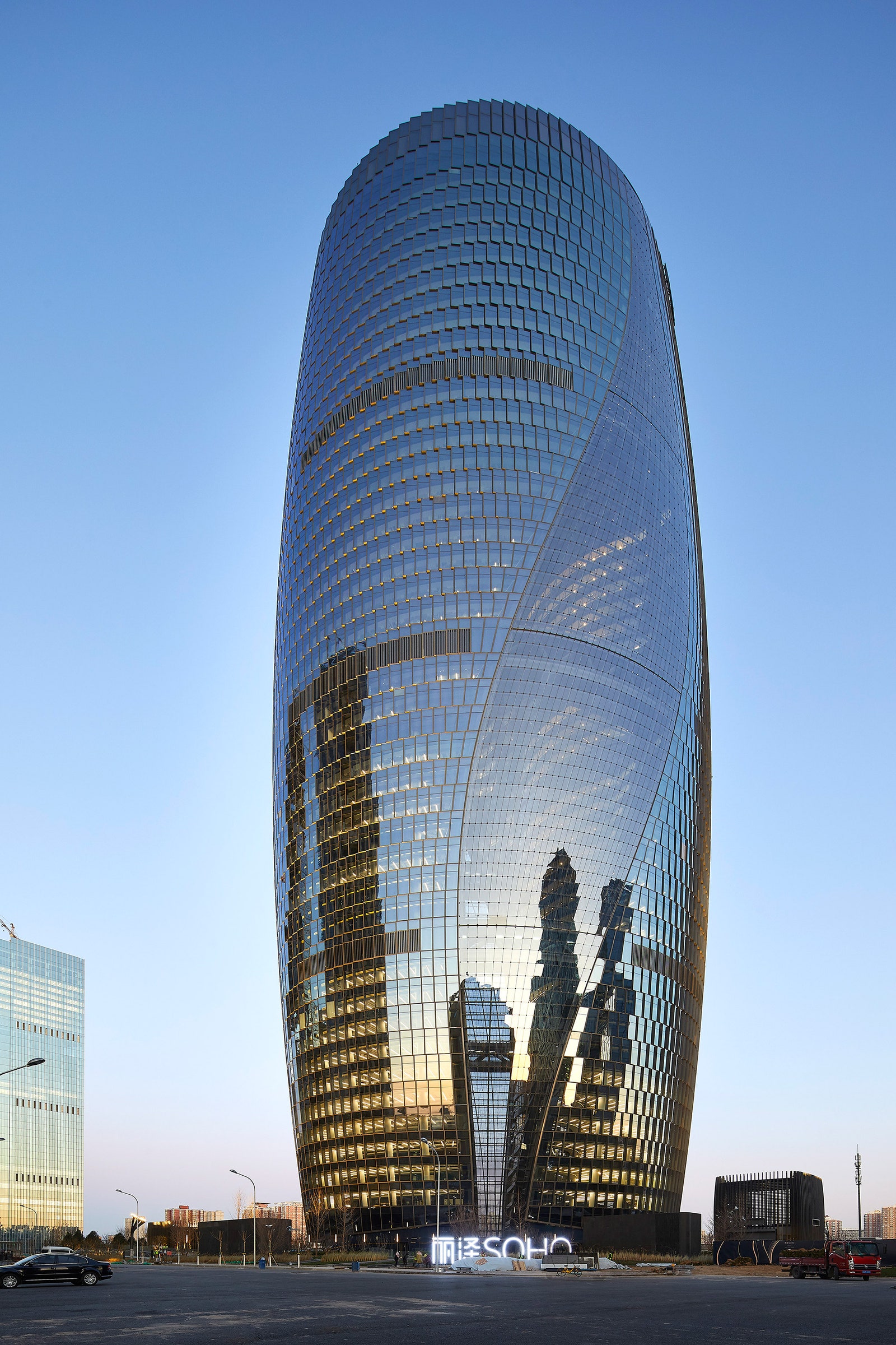 Бюро Zaha Hadid Architects построило небоскреб с самым высоким в мире атриумом