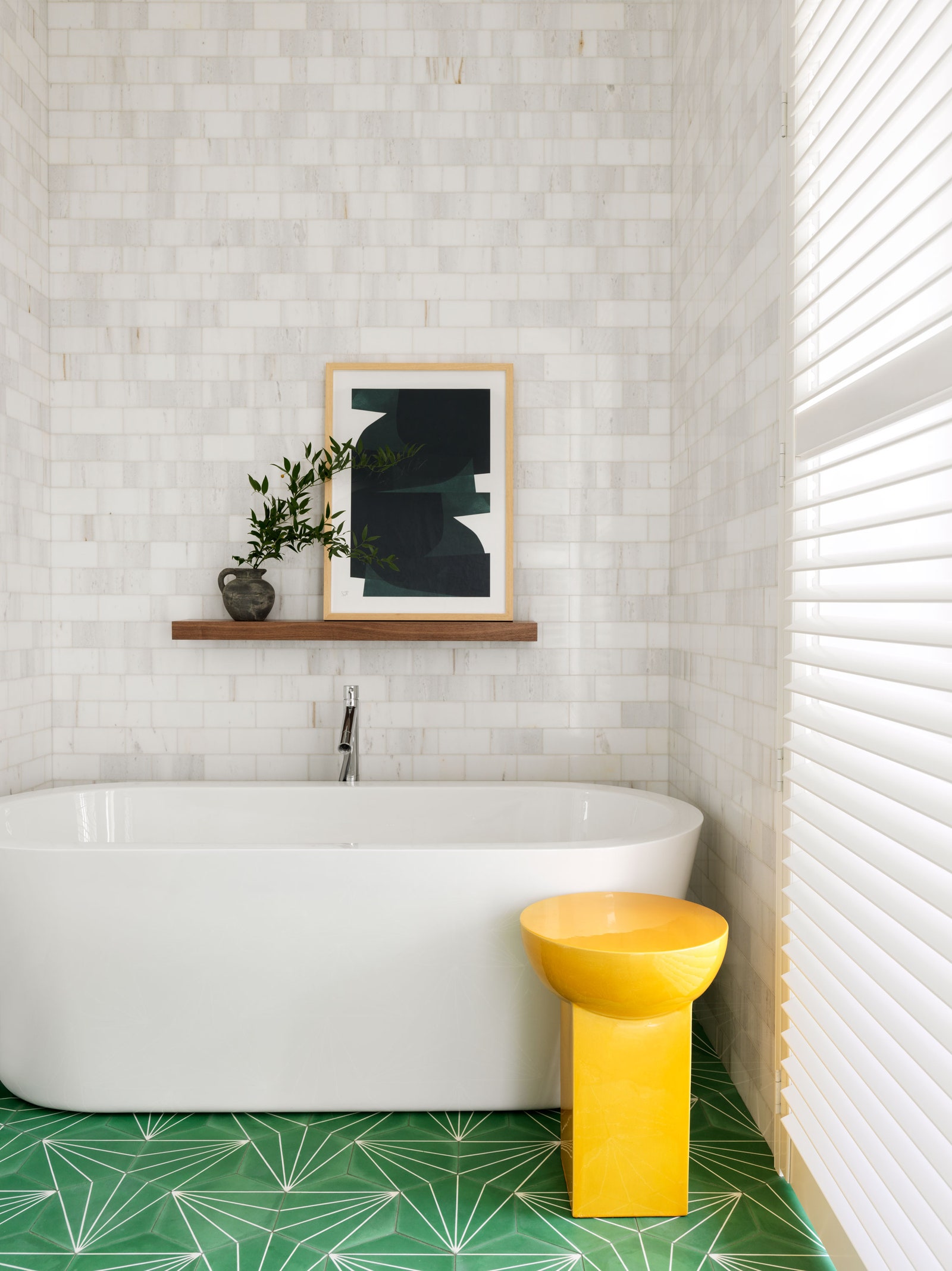 Детская ванная. На стенах мраморная плитка Athenian Marble ваза Marrakech Design постер и керамический столик из GK Concept.