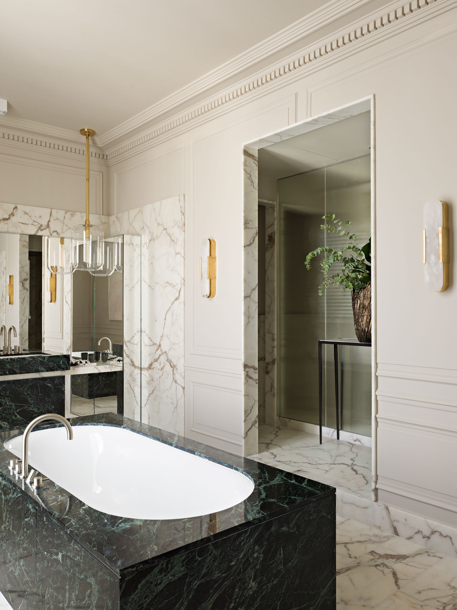 Хозяйская ванная. На полу мрамор сорта Estremoz ванна Graff отделана мрамором сорта Verde Alpi светильник Ralph Lauren...