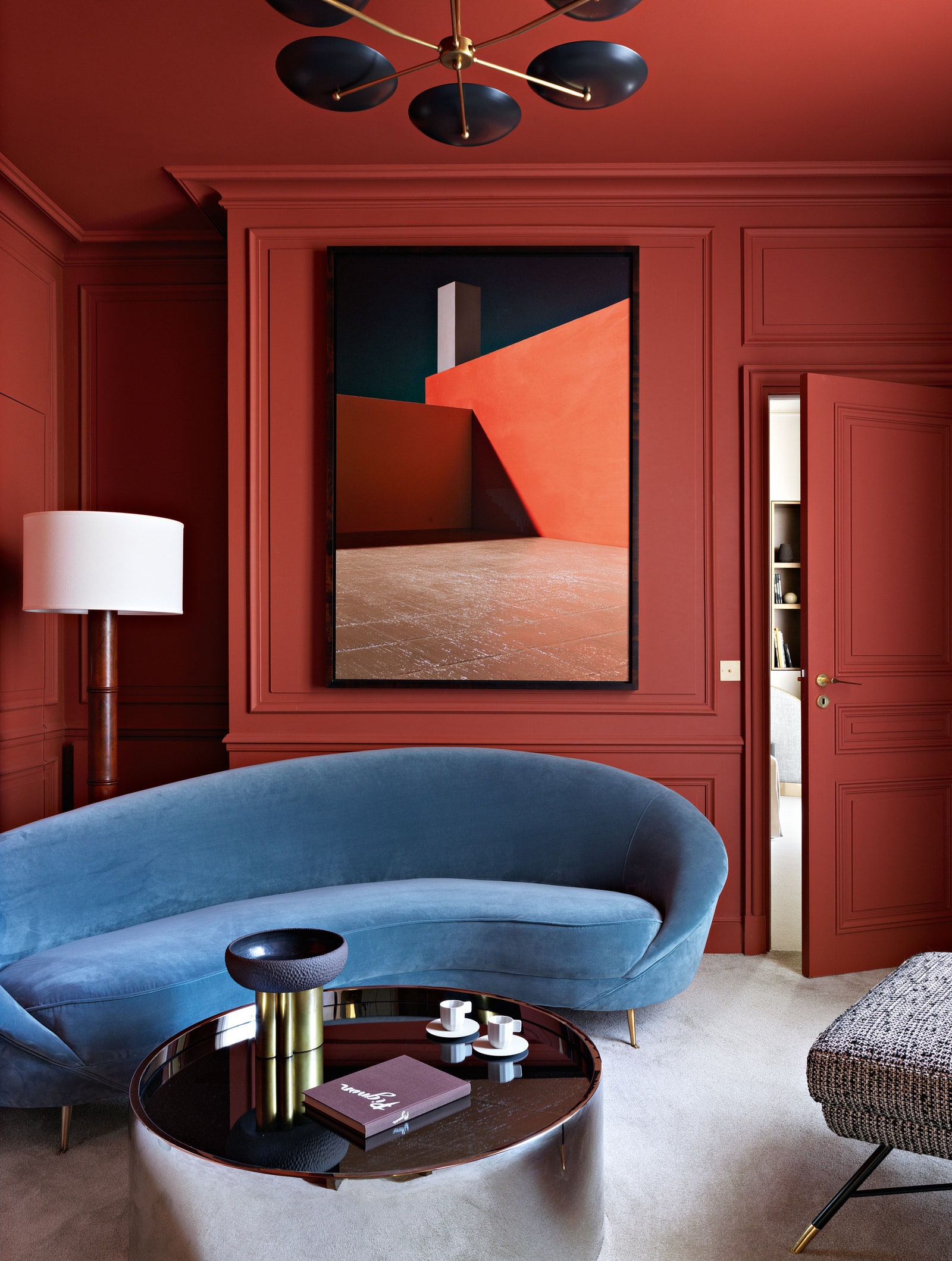 Гостиная. Диван Eichholtz журнальный столик из стали Jonathan Adler на нем скульптура из металла и керамики по дизайну...