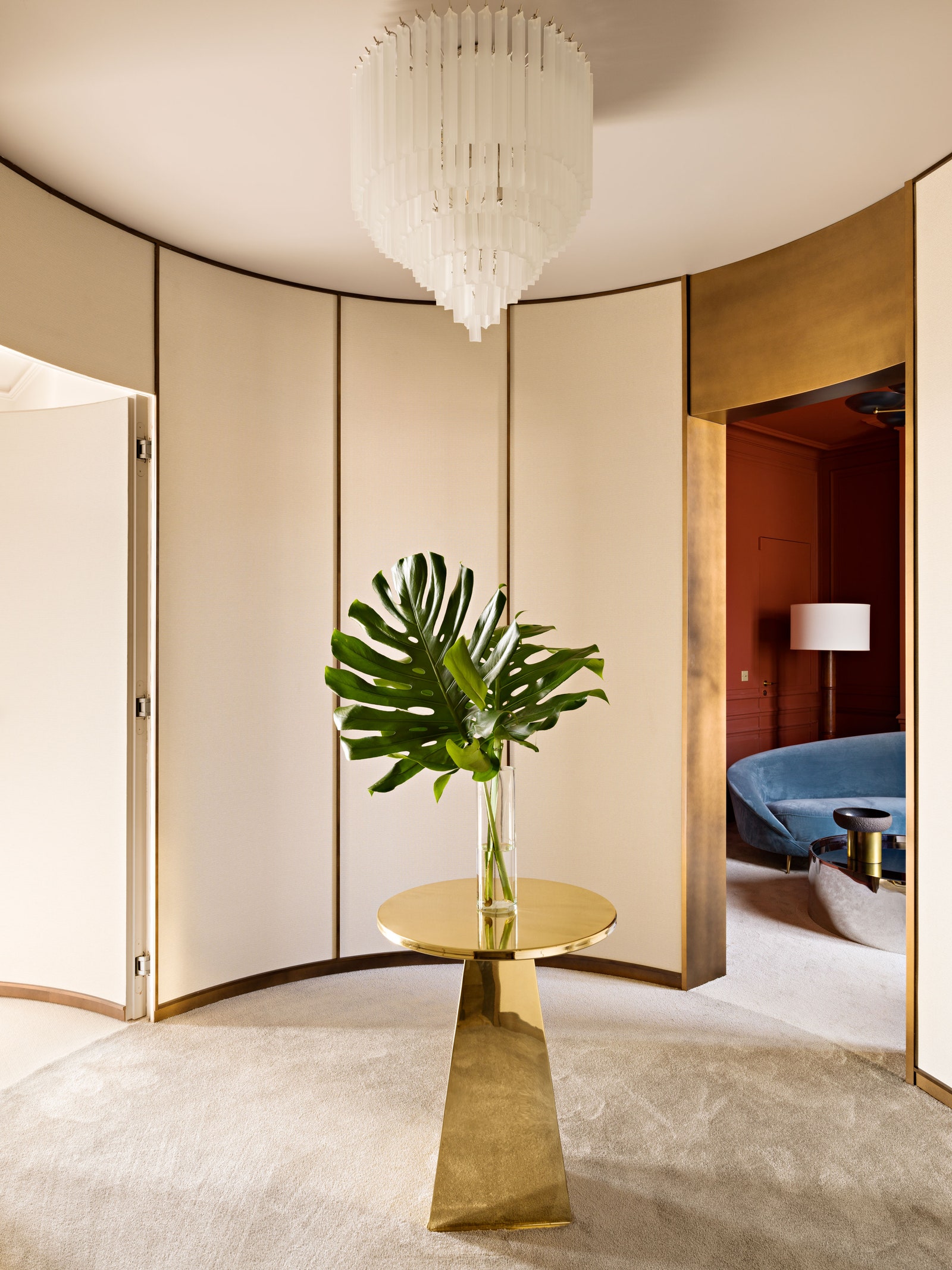 Овальный холл откуда можно пройти в гостевые спальни. Столик из полированной латуни Pierre Gonalons люстра Eichholtz.