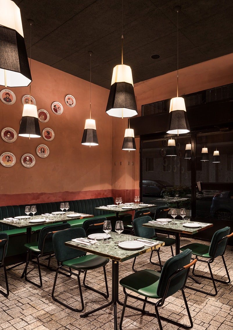 Гастрономический ресторан в винноизумрудных тонах в Милане