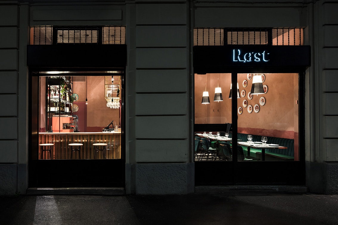 Гастрономический ресторан в винноизумрудных тонах в Милане