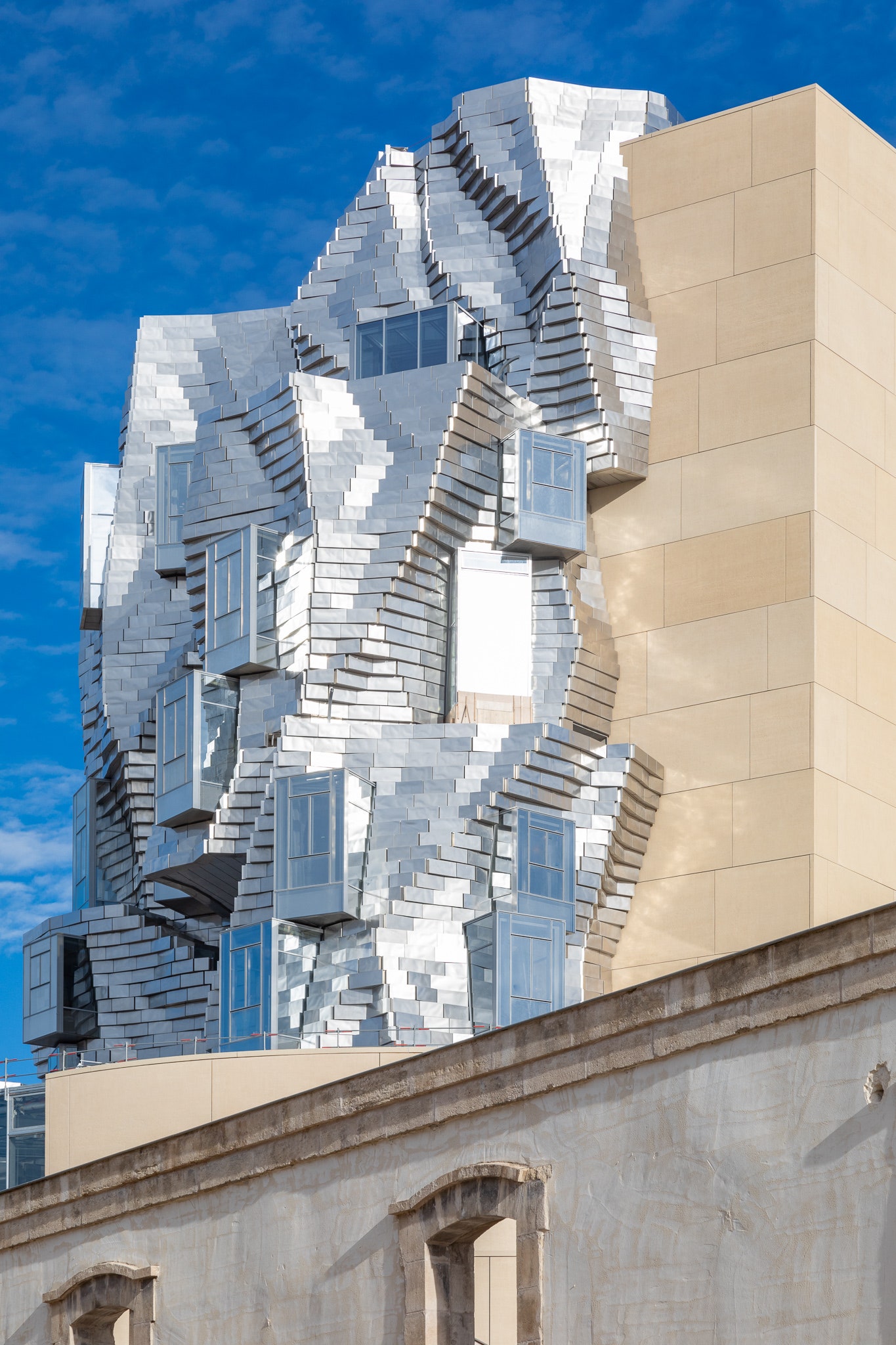 Башня Luma в Арле по проекту Фрэнка Гери почти достроена