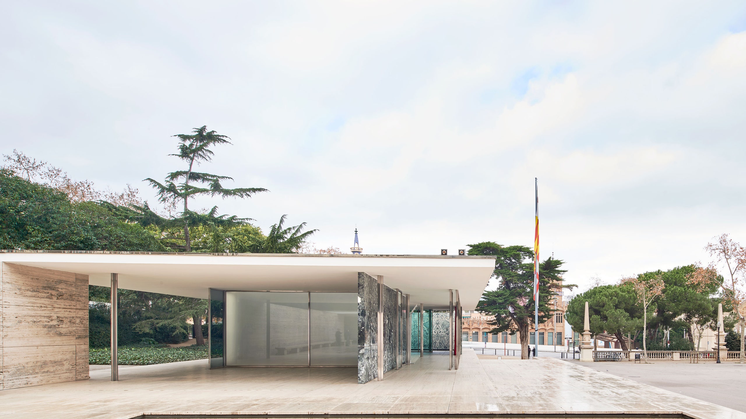 Выставка Сабин Марселис в павильоне “Барселона” Мис ван дер Роэ
