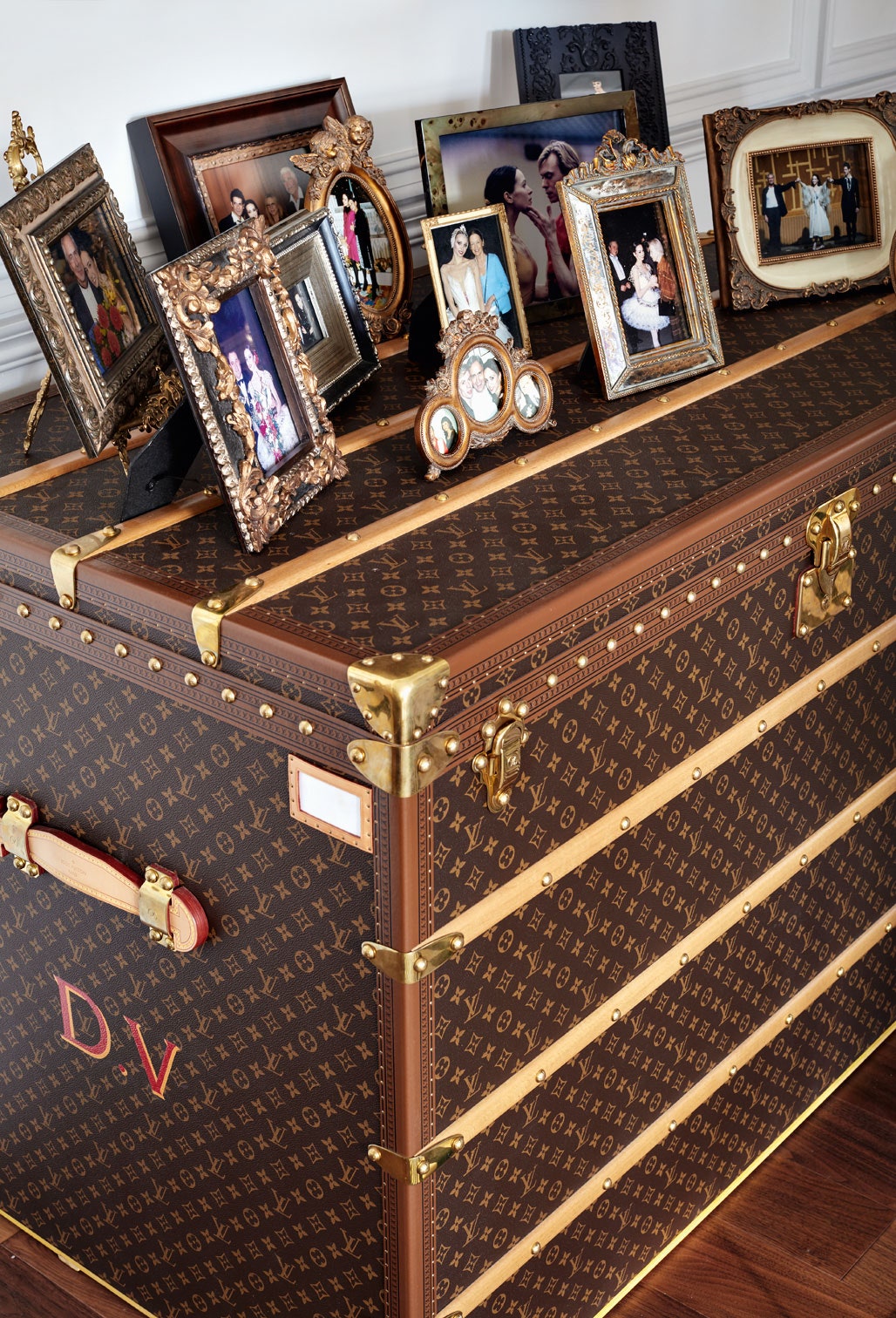Сундук Louis Vuitton с инициалами Дианы Вишневой был сделан специально для нее. На нем фотографии Дианы с легендарными...