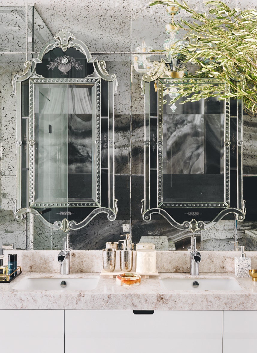 Ванная комната. Зеркала Arte Veneziana подстолье сделано на заказ раковины и смесители VitrA.
