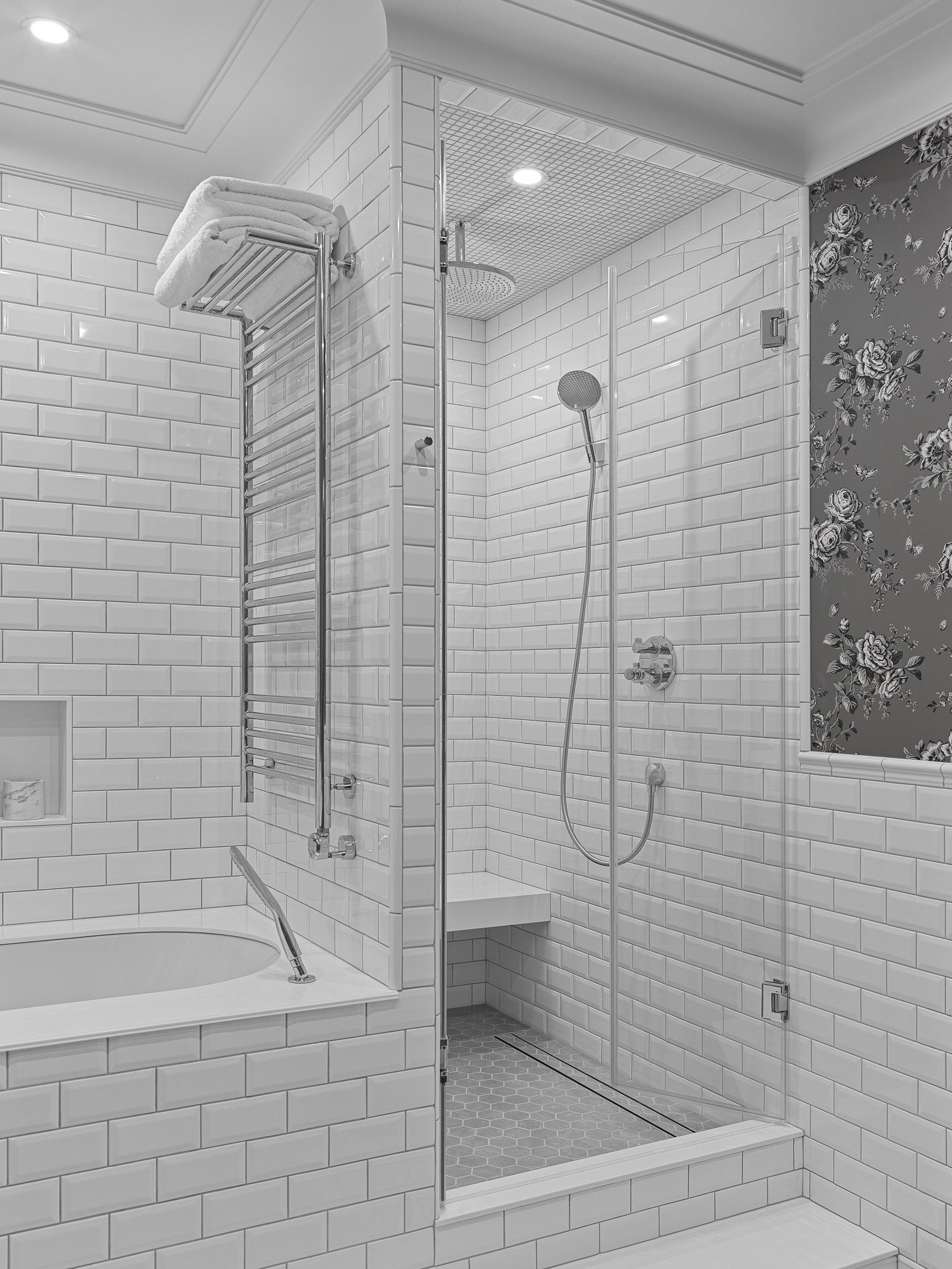 Фрагмент ванной комнаты. Обои из коллекции Archival English Ralph Lauren Home.