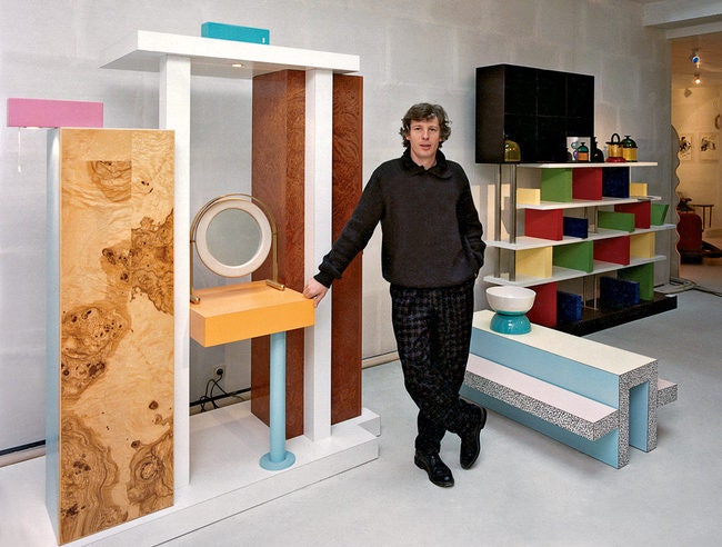 1985 год Ив Гасту в своей только что открывшейся галерее оформленной Этторе Соттсассом на фоне его мебели.