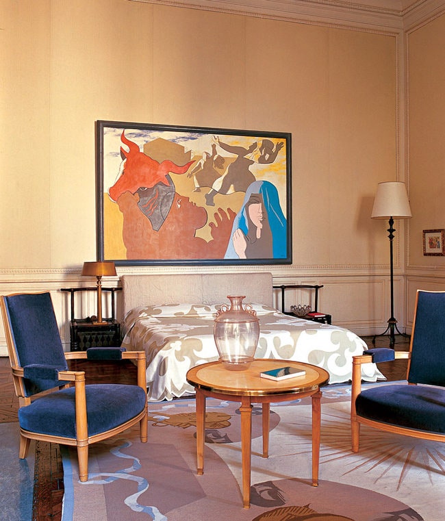 Спальня в эклектичной квартире в Париже по дизайну Ива Гасту.