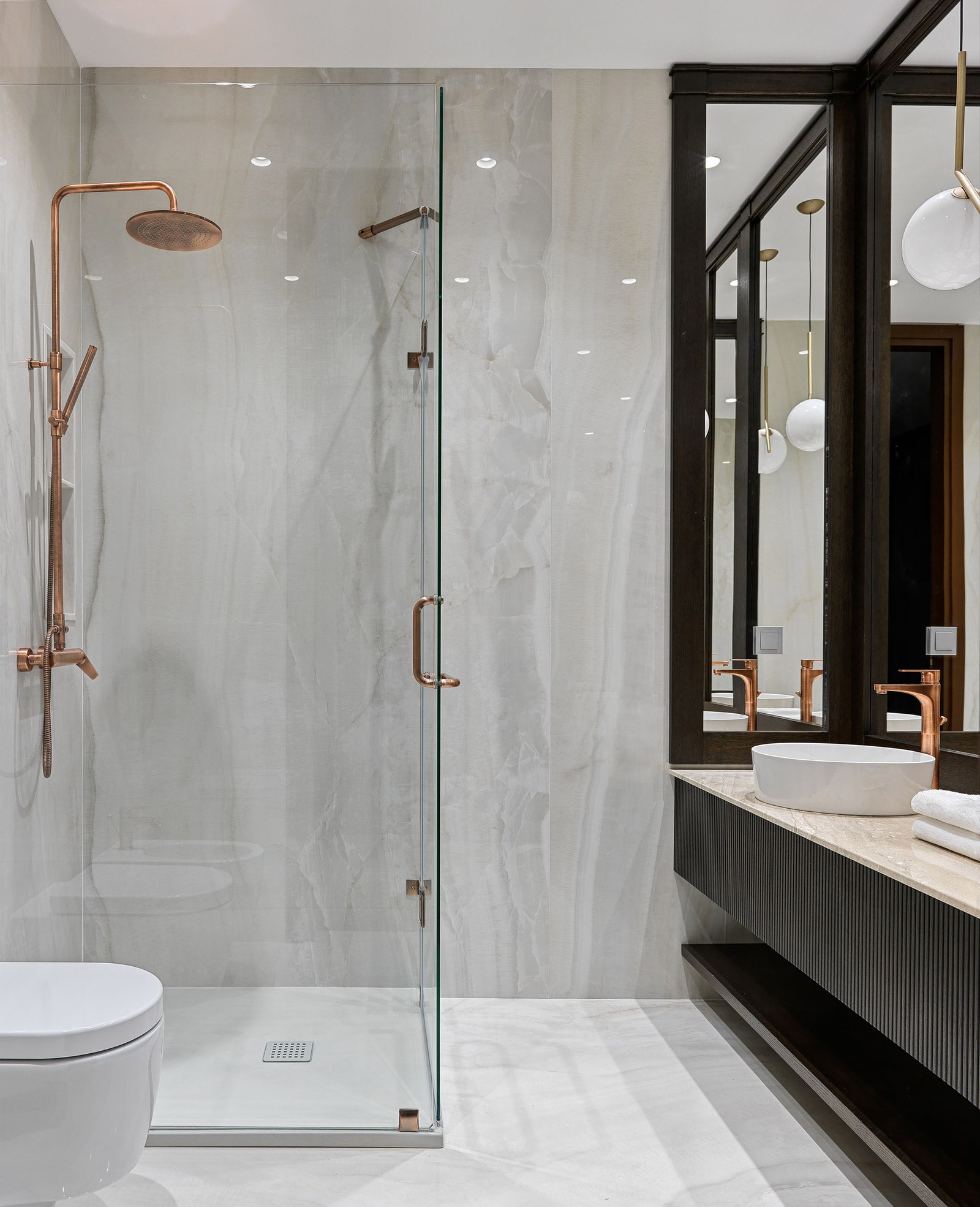 Ванная комната при главной спальне. Широкоформатный керамогранит FMG душевая система Giulini Rubinetteria.