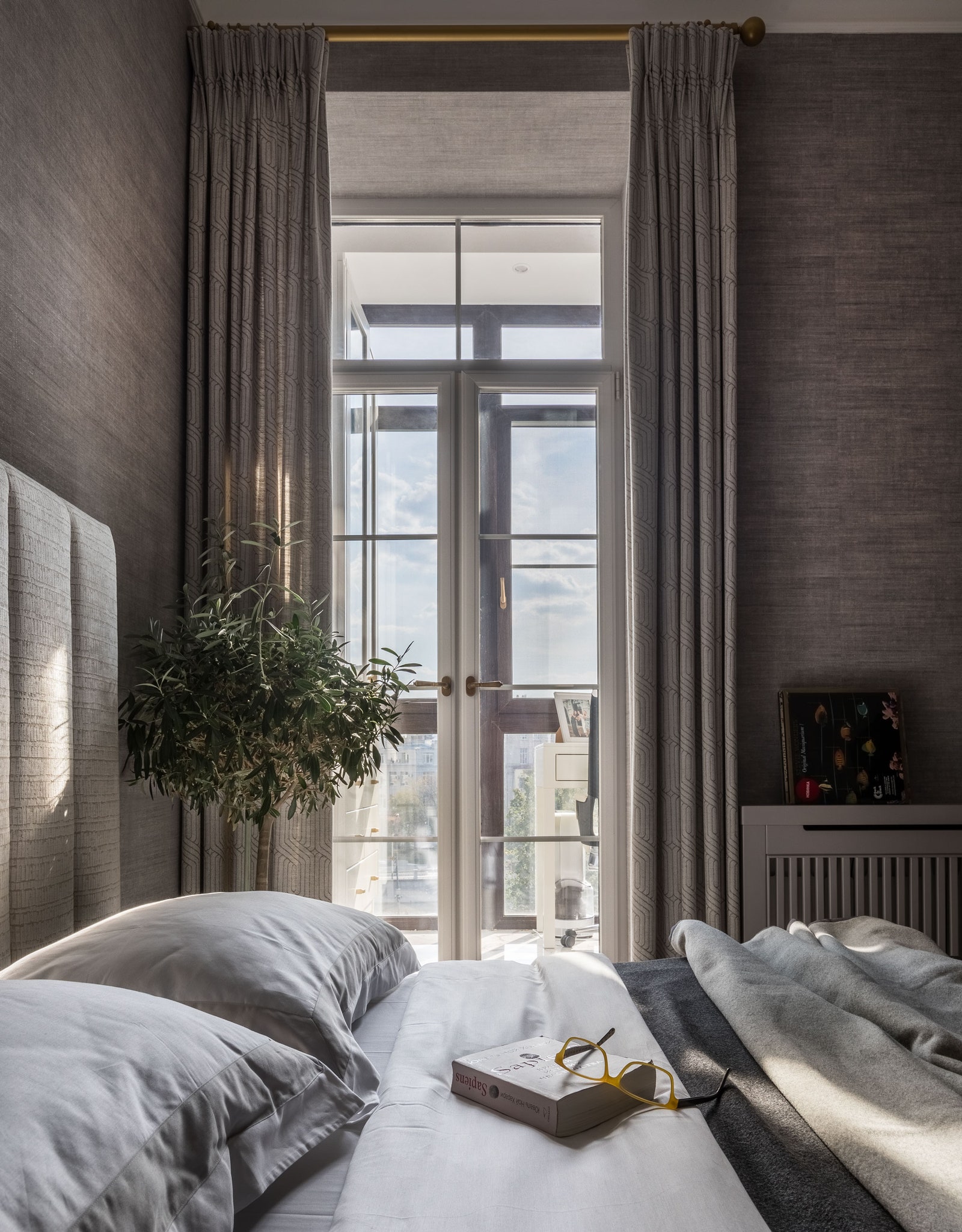 Стены спальни оклеены обоями Arte кровать сделана на заказ постельное белье Amalia керамический столик Savour.Design.
