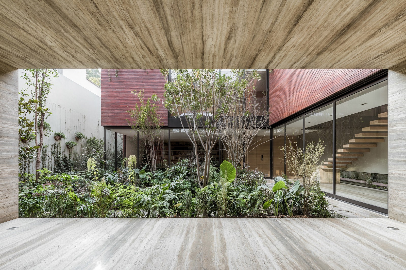 Дом с внутренним садом по проекту Гектора Эсраве