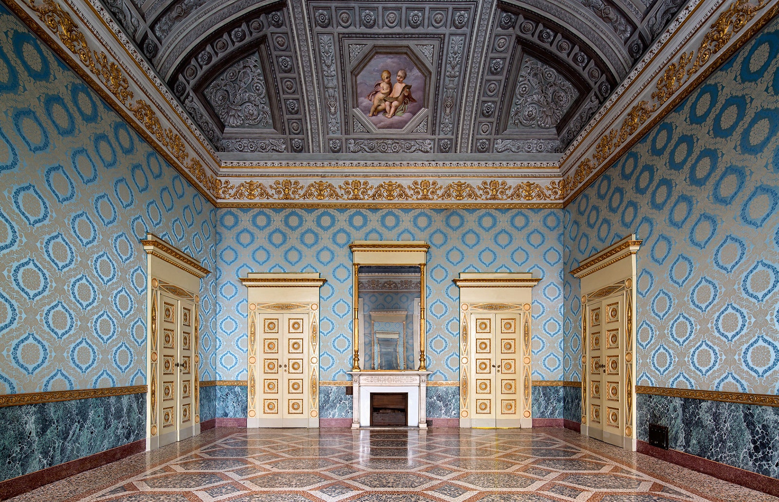 Один из залов палаццо Реале где выросли декорации созданные Джоанной Гравундер.