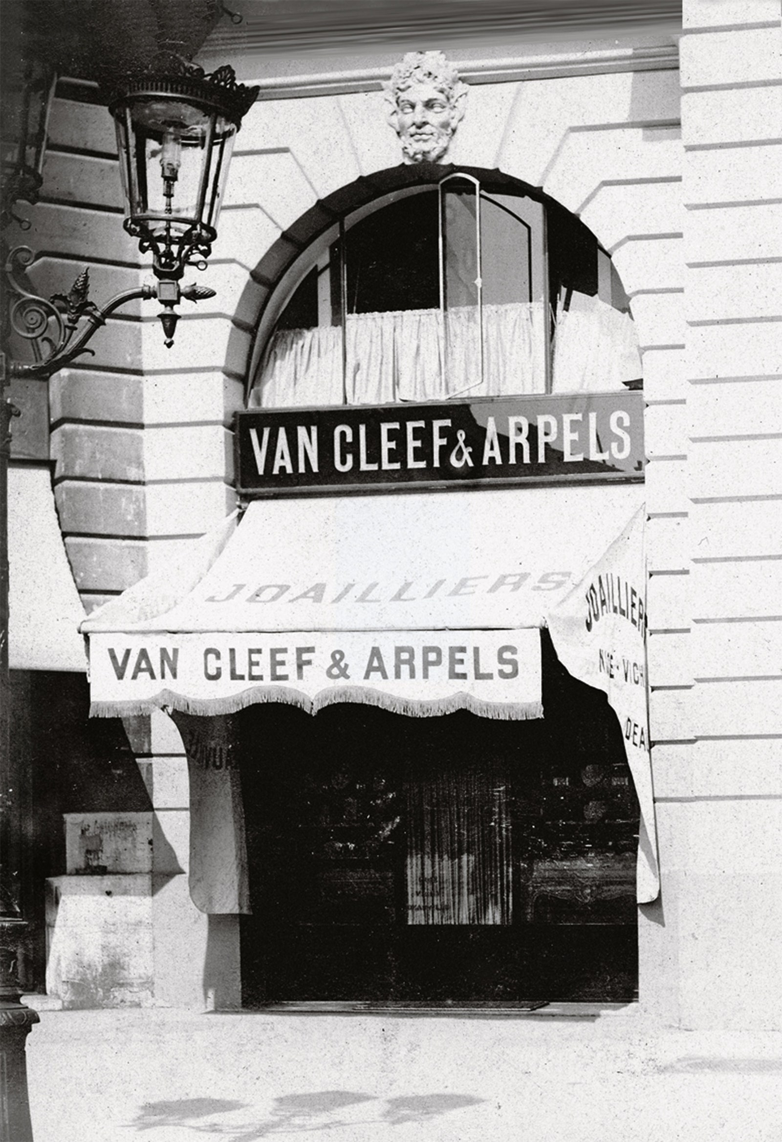 Фасад исторического бутика Van Cleef amp Arpels на Вандомской площади.