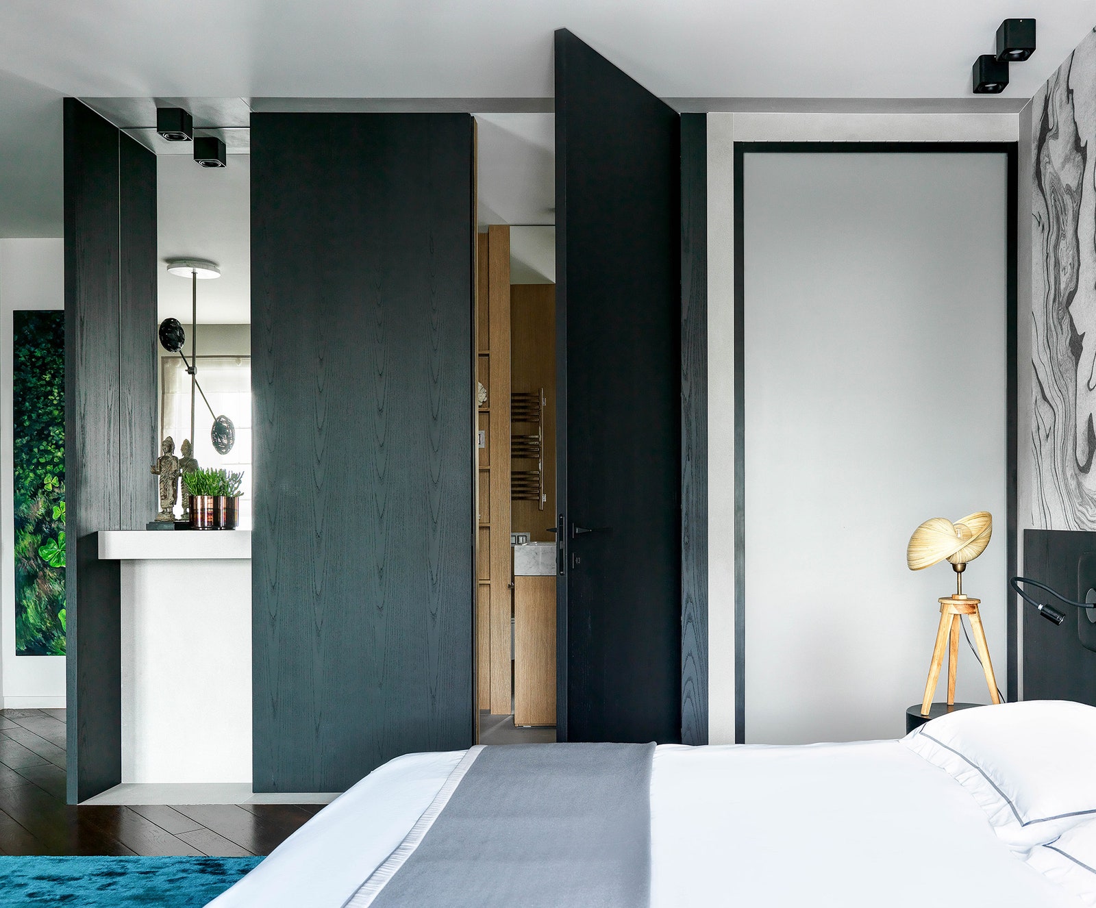 “Нам нравится эффект когда открывая черную дверь ты попадаешь в теплый медовый санузел” — говорят дизайнеры.